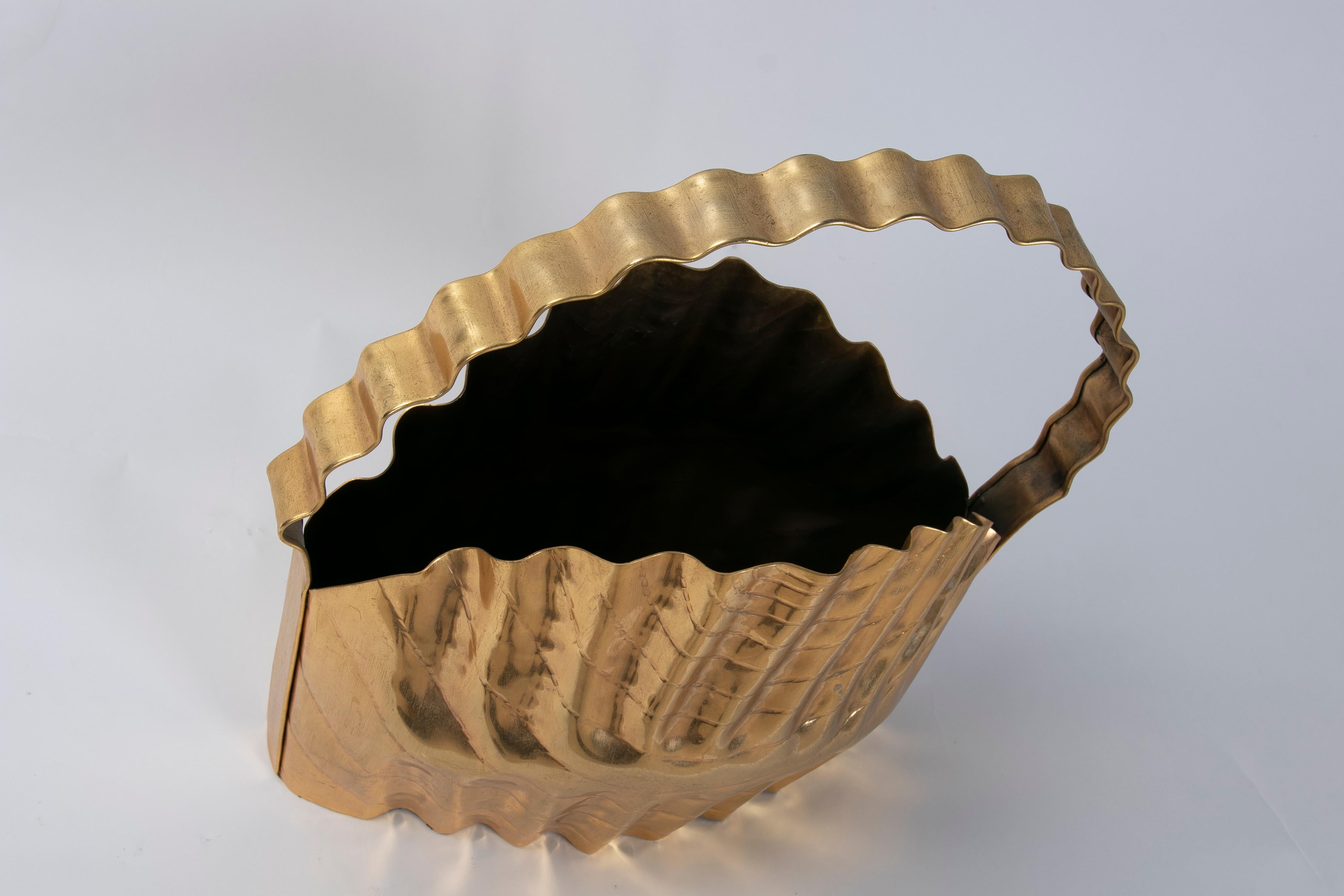 1980s Brass Basket with Handle and Wavy Forms For Sale 4