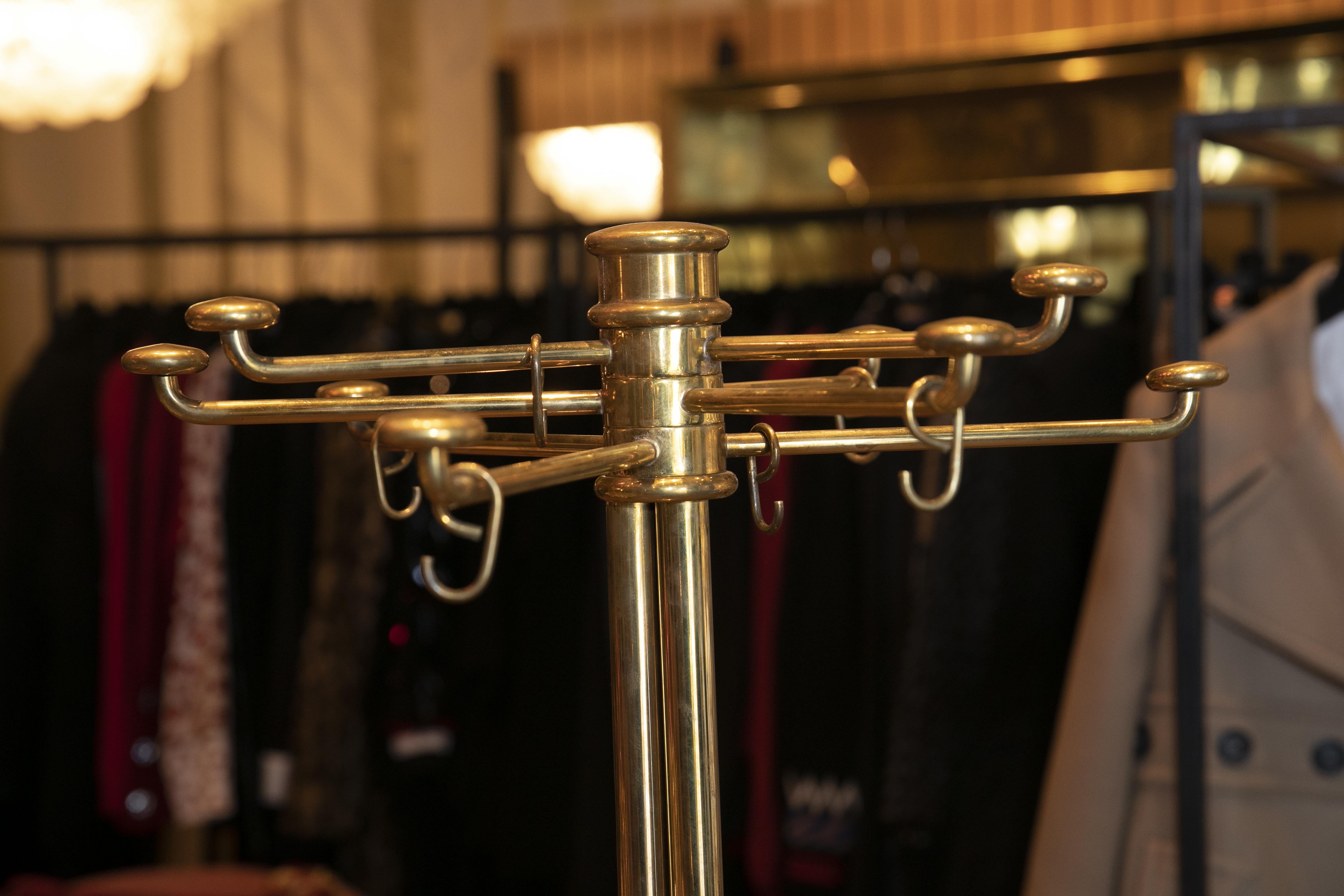 Clothes hanger from the 1980s made of brass with black marble base.
Arms for hanging coats are movable
Made in Italy.