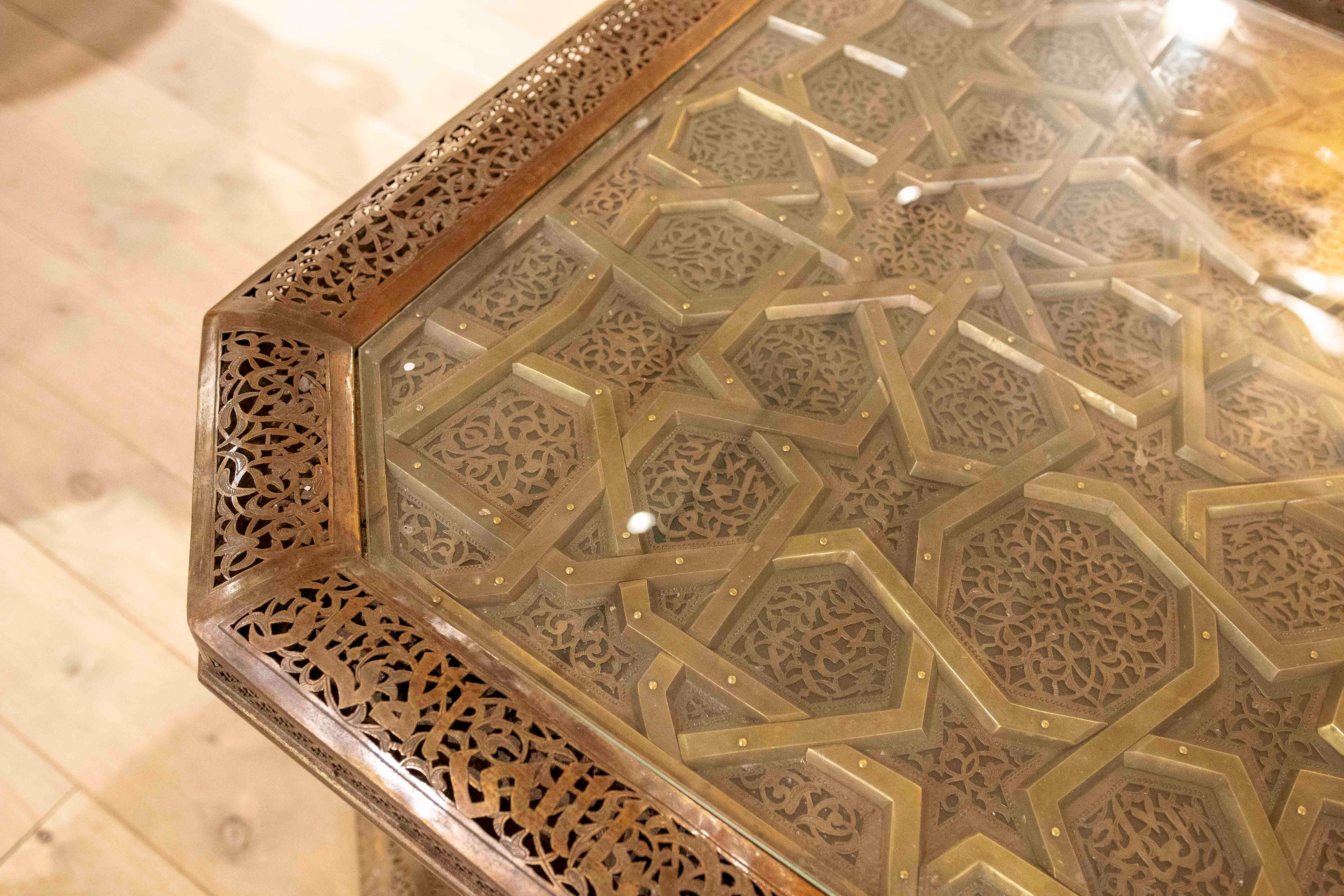 Table basse en laiton des années 1980 avec décoration ajourée de style mauresque avec verre en vente 3
