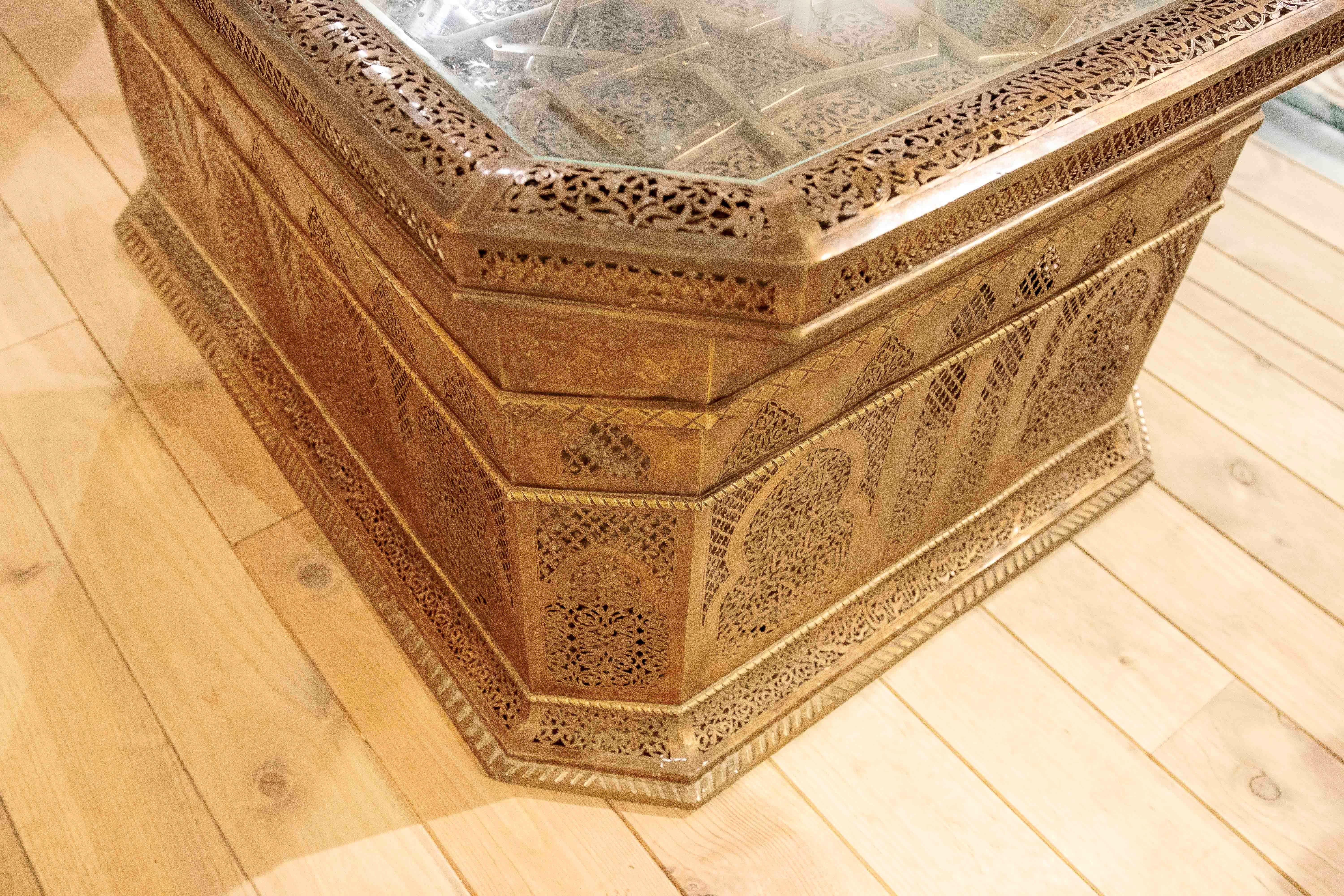 Table basse en laiton des années 1980 avec décoration ajourée de style mauresque avec verre en vente 4