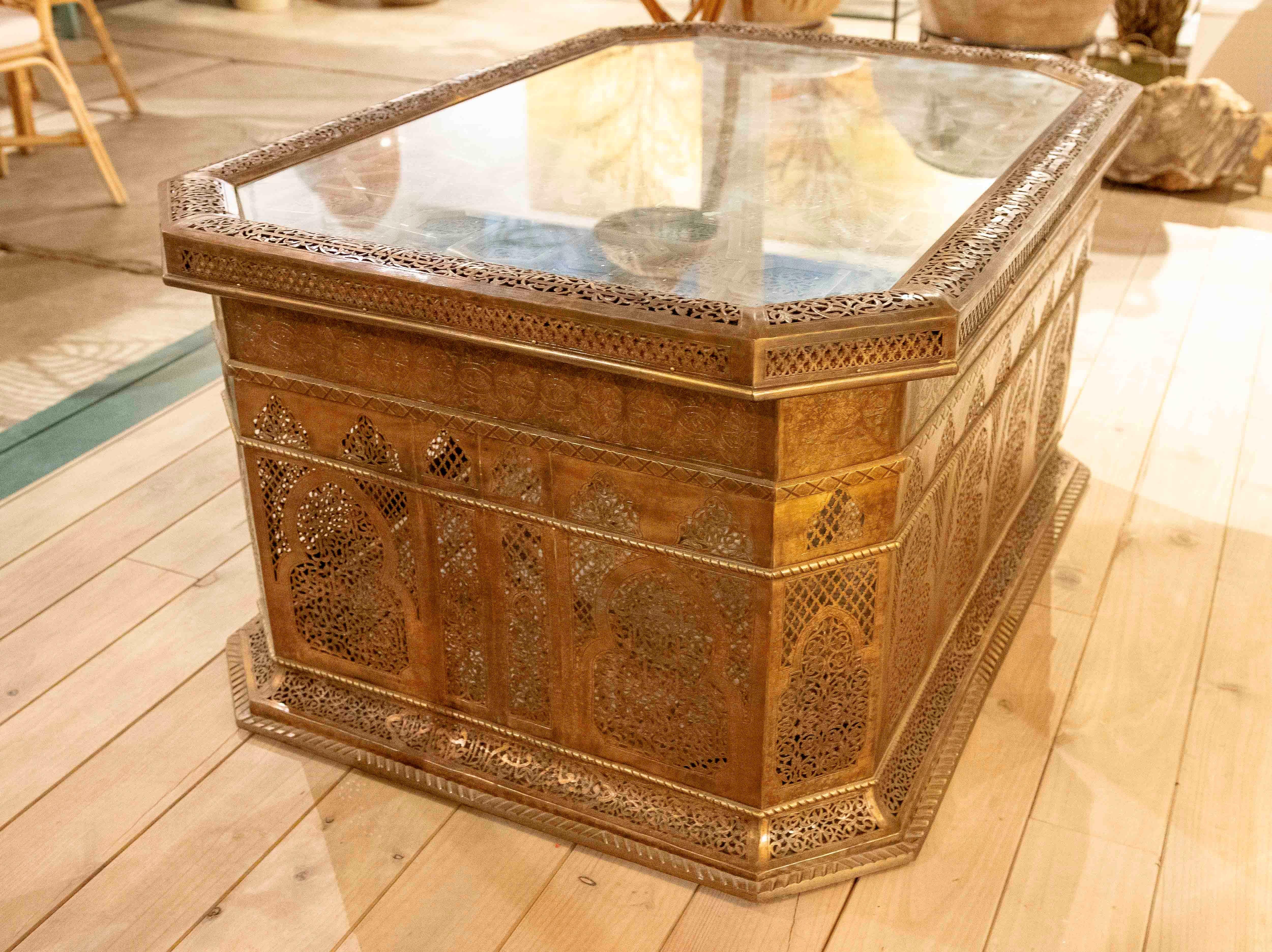 Table basse en laiton des années 1980 avec décoration ajourée de style mauresque avec verre en vente 5