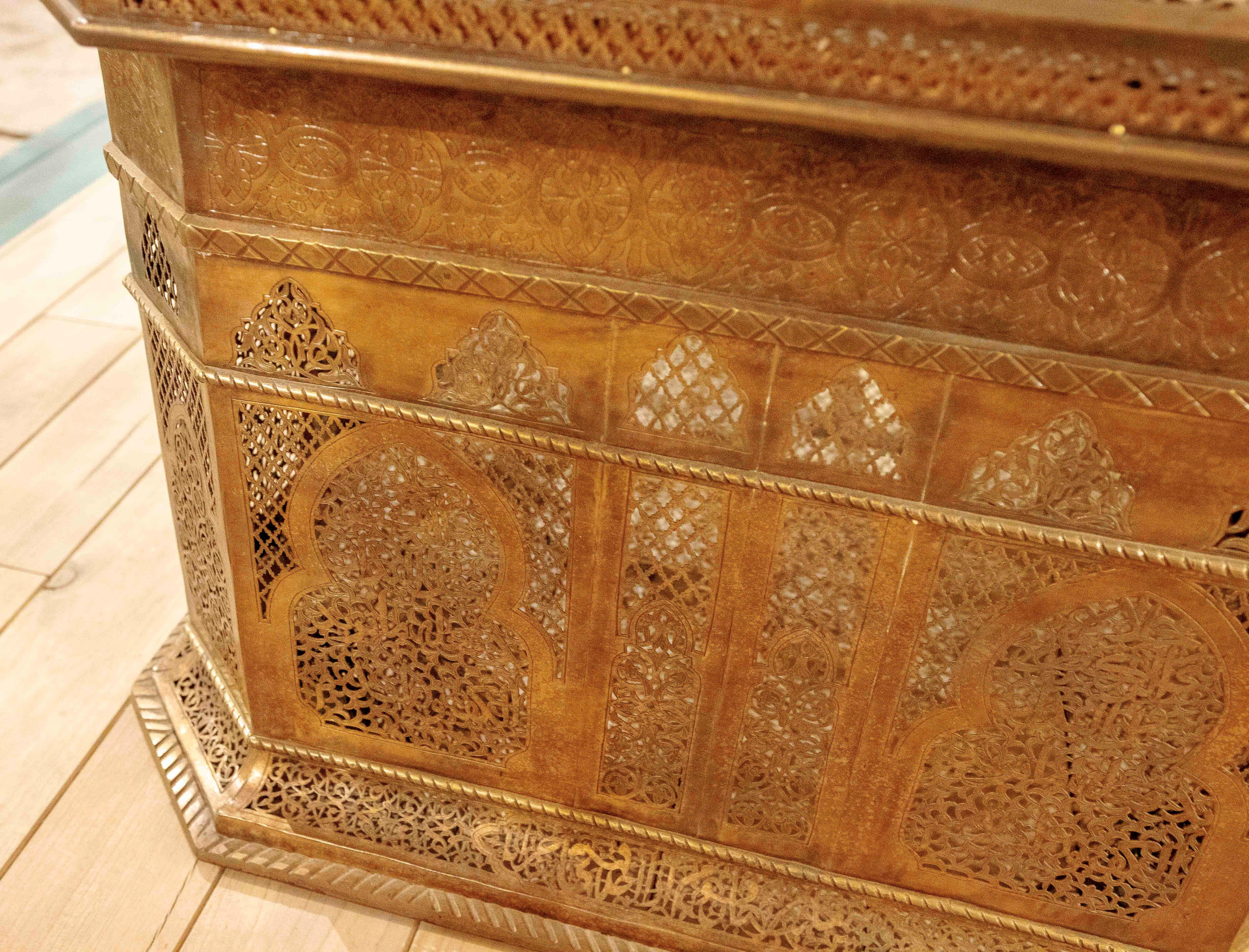 Table basse en laiton des années 1980 avec décoration ajourée de style mauresque avec verre en vente 6
