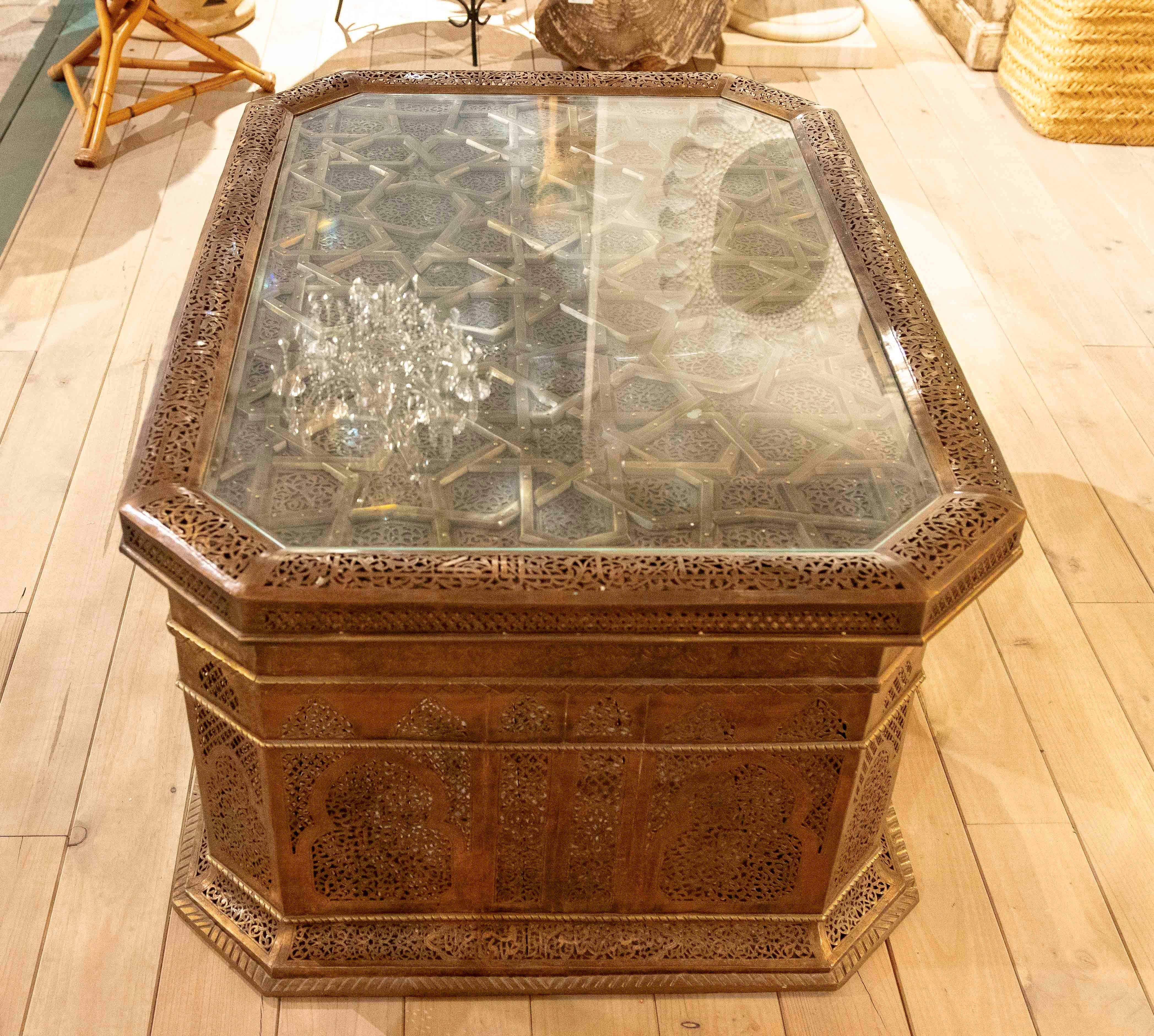 Table basse en laiton des années 1980 avec décoration ajourée de style mauresque avec verre en vente 7