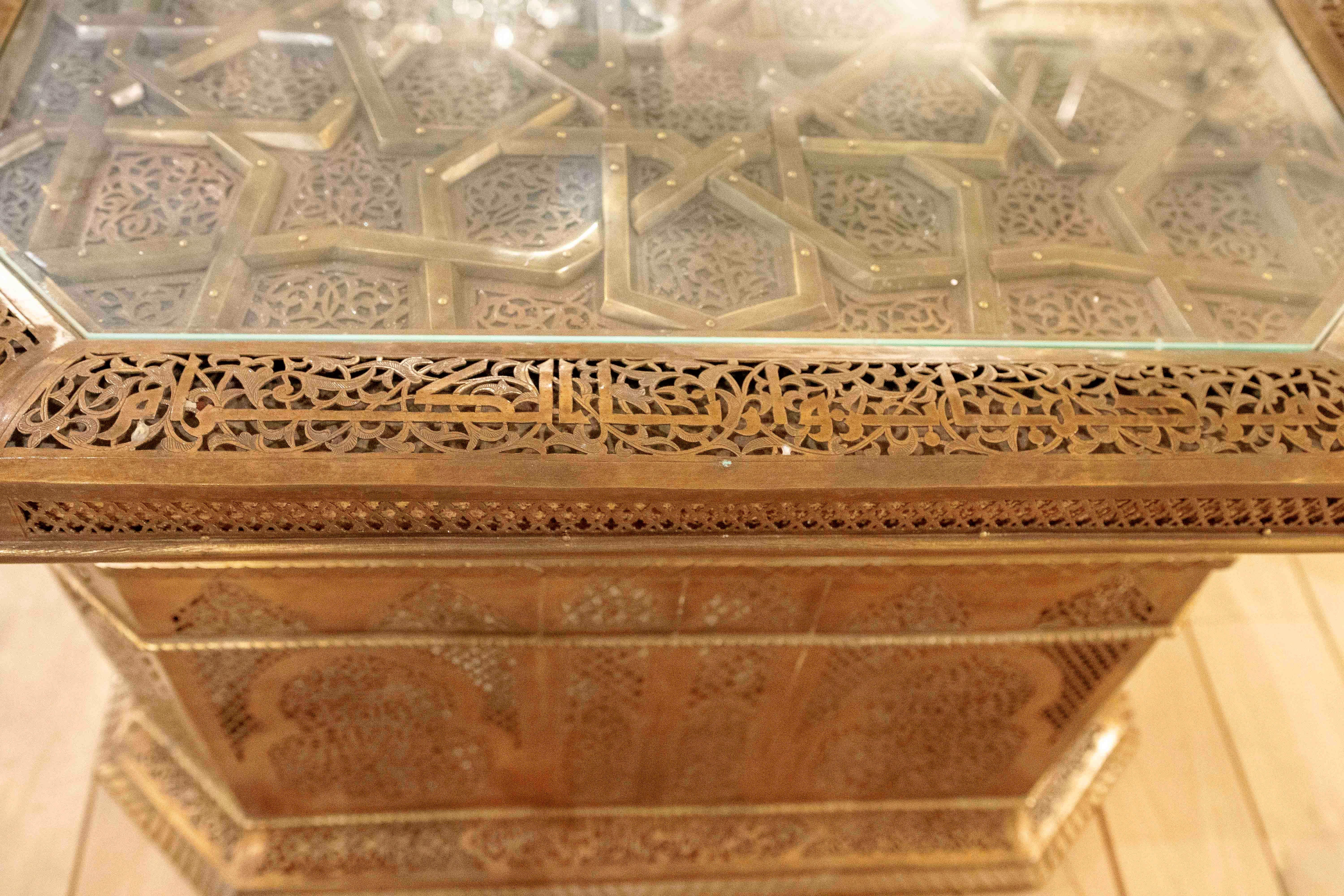 Table basse en laiton des années 1980 avec décoration ajourée de style mauresque avec verre en vente 8