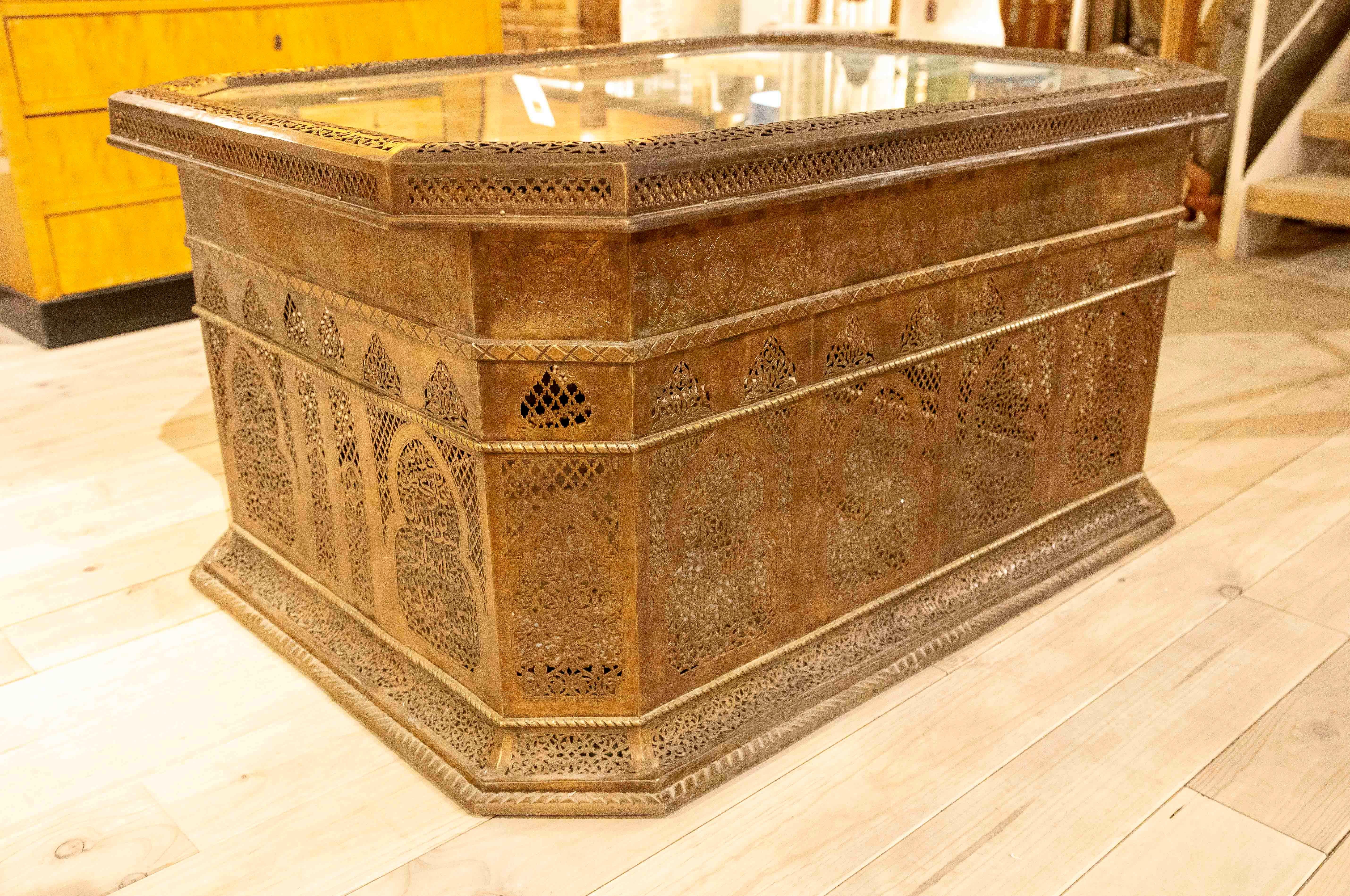 Table basse en laiton des années 1980 avec décoration ajourée de style mauresque avec verre en vente 9
