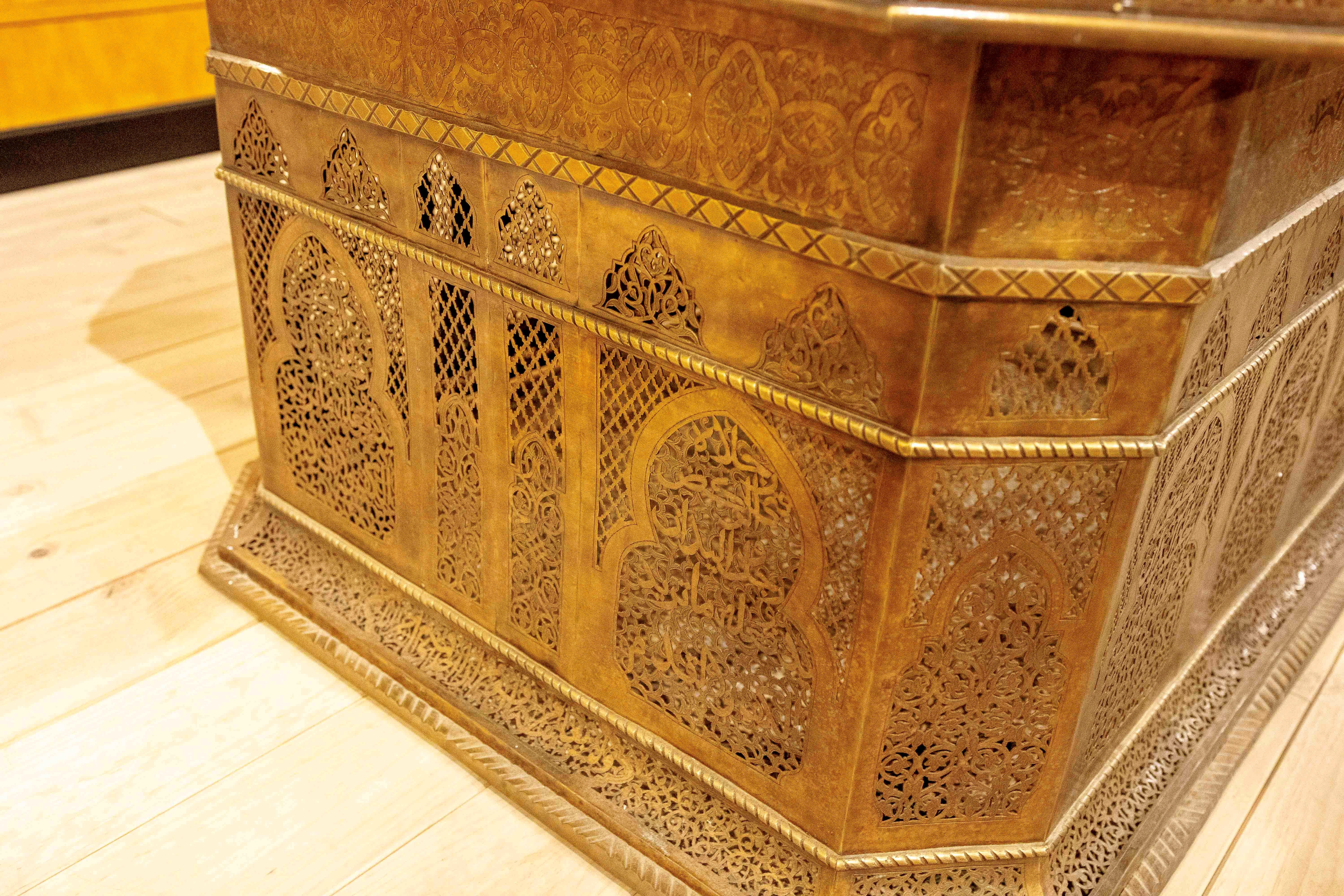 Table basse en laiton des années 1980 avec décoration ajourée de style mauresque avec verre en vente 10