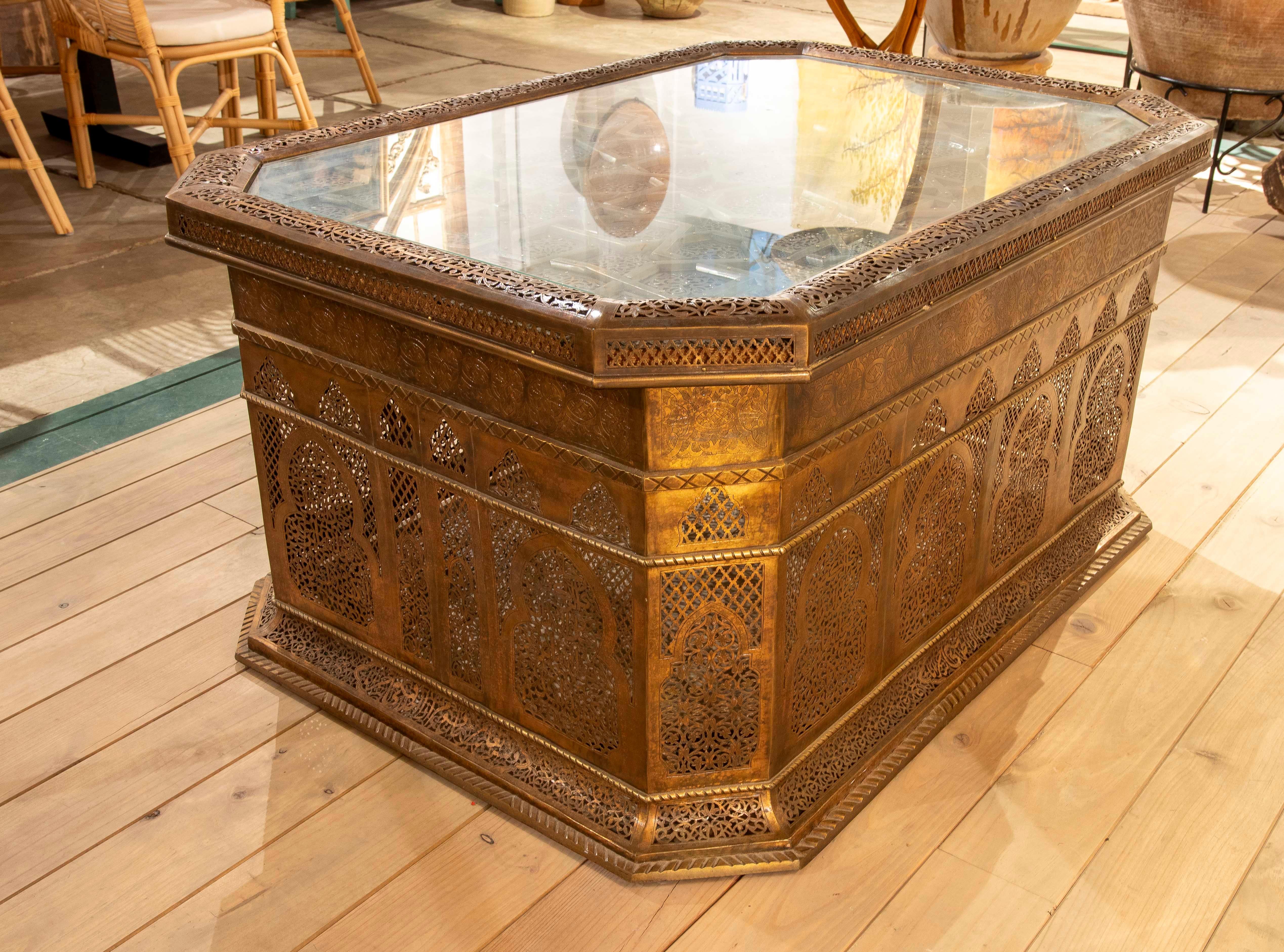 Table basse en laiton des années 1980 avec décoration ajourée de style mauresque avec verre 
