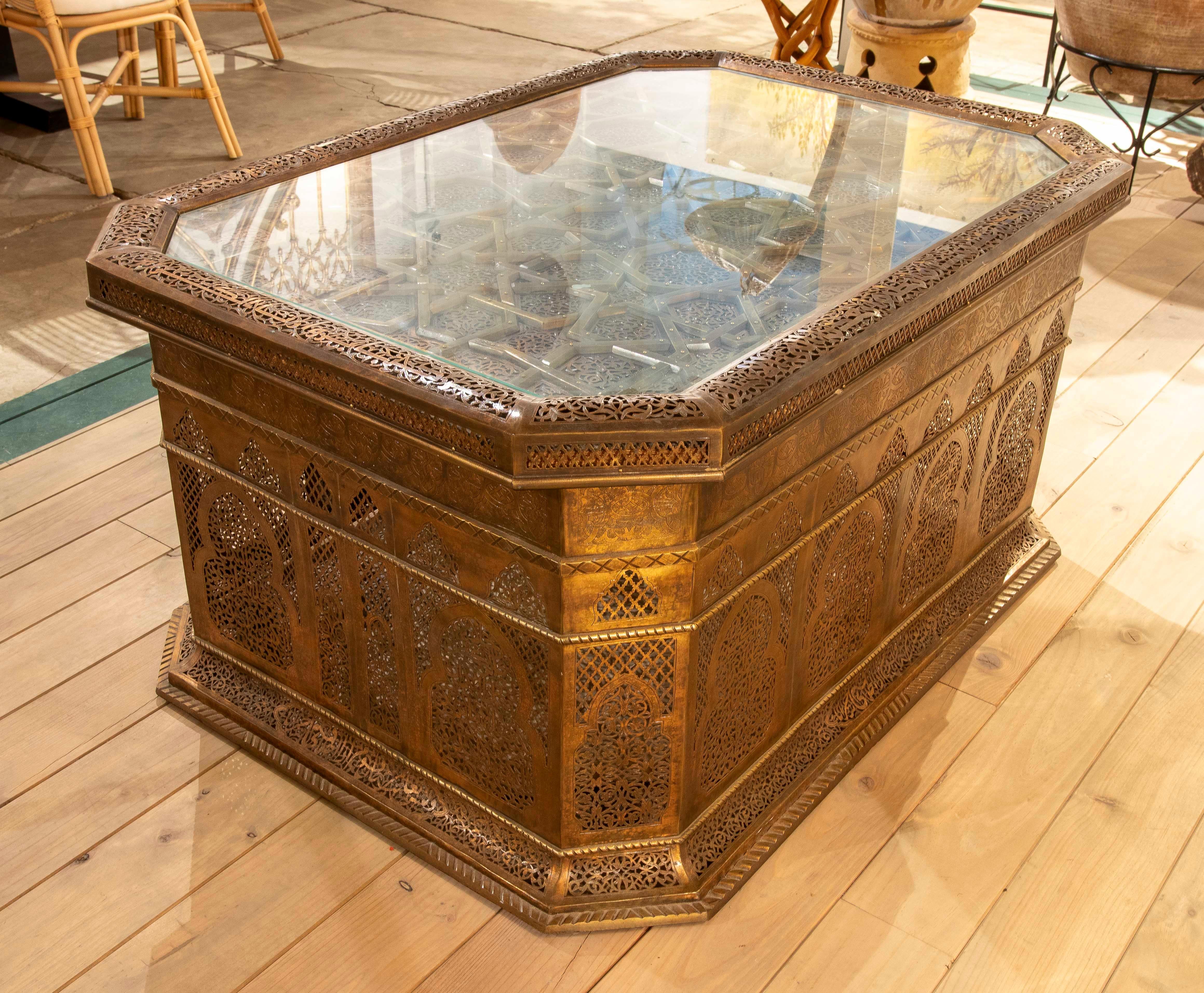 Mauresque Table basse en laiton des années 1980 avec décoration ajourée de style mauresque avec verre en vente