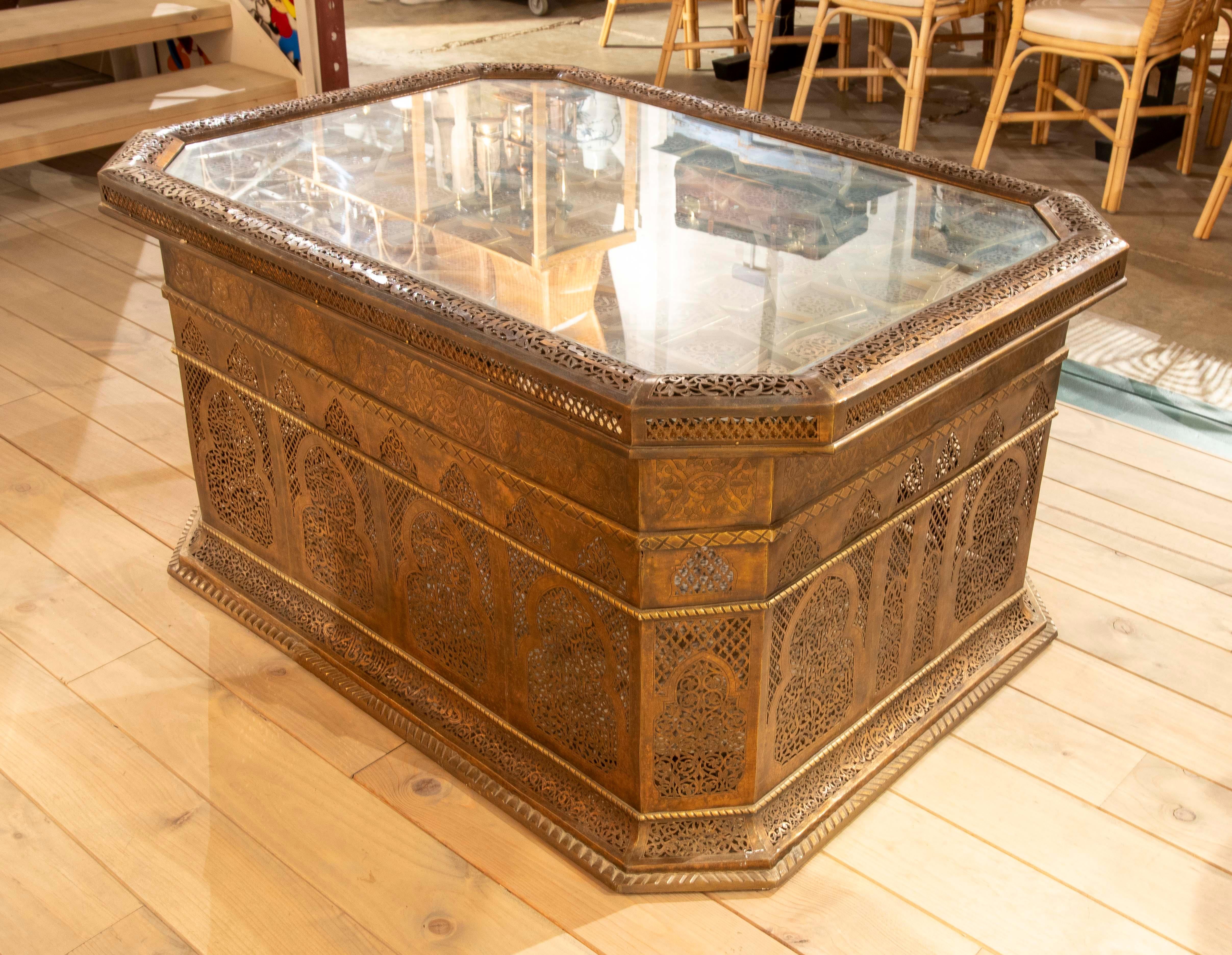 Marocain Table basse en laiton des années 1980 avec décoration ajourée de style mauresque avec verre en vente