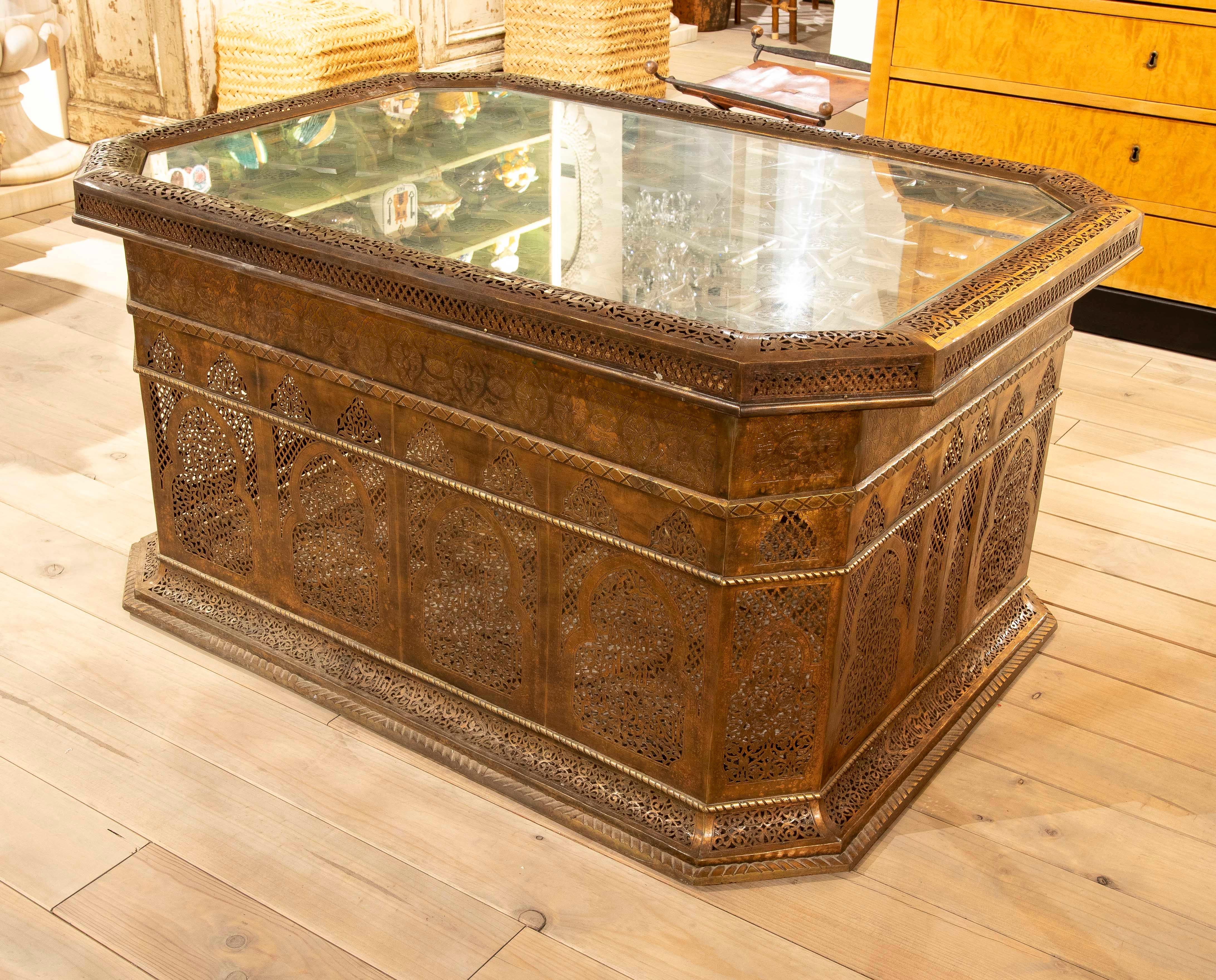 20ième siècle Table basse en laiton des années 1980 avec décoration ajourée de style mauresque avec verre en vente