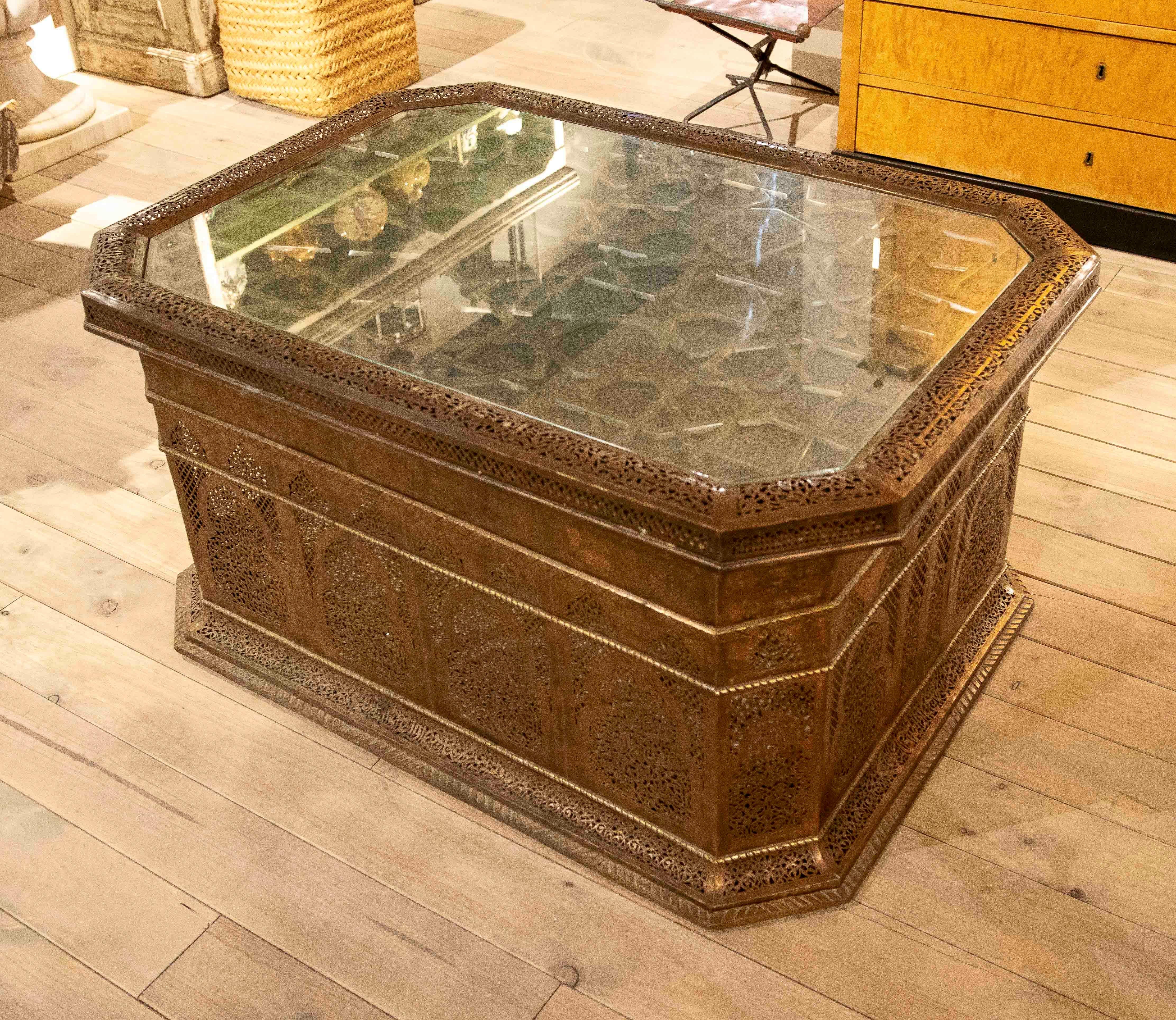 Laiton Table basse en laiton des années 1980 avec décoration ajourée de style mauresque avec verre en vente