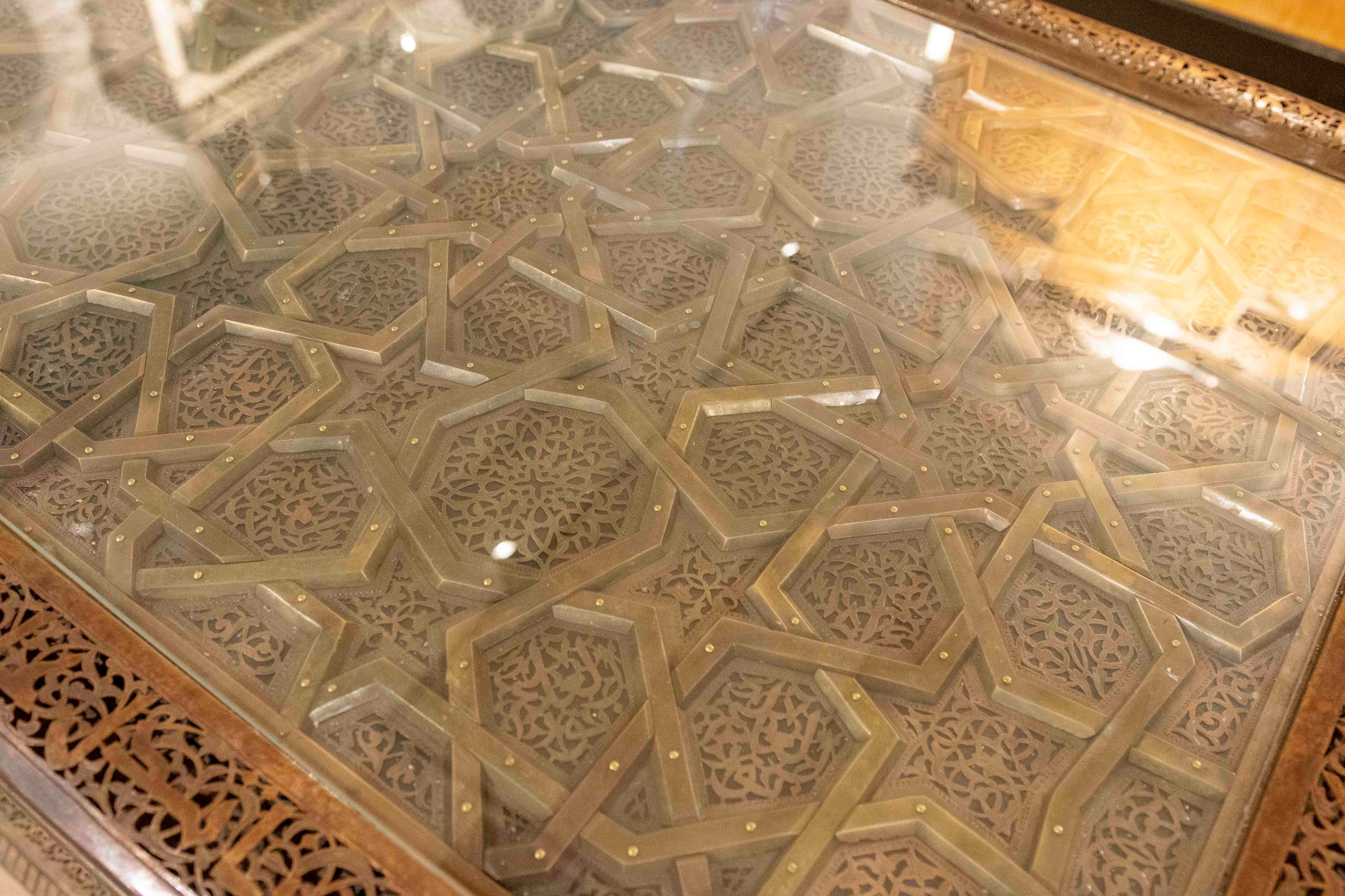 Table basse en laiton des années 1980 avec décoration ajourée de style mauresque avec verre en vente 1