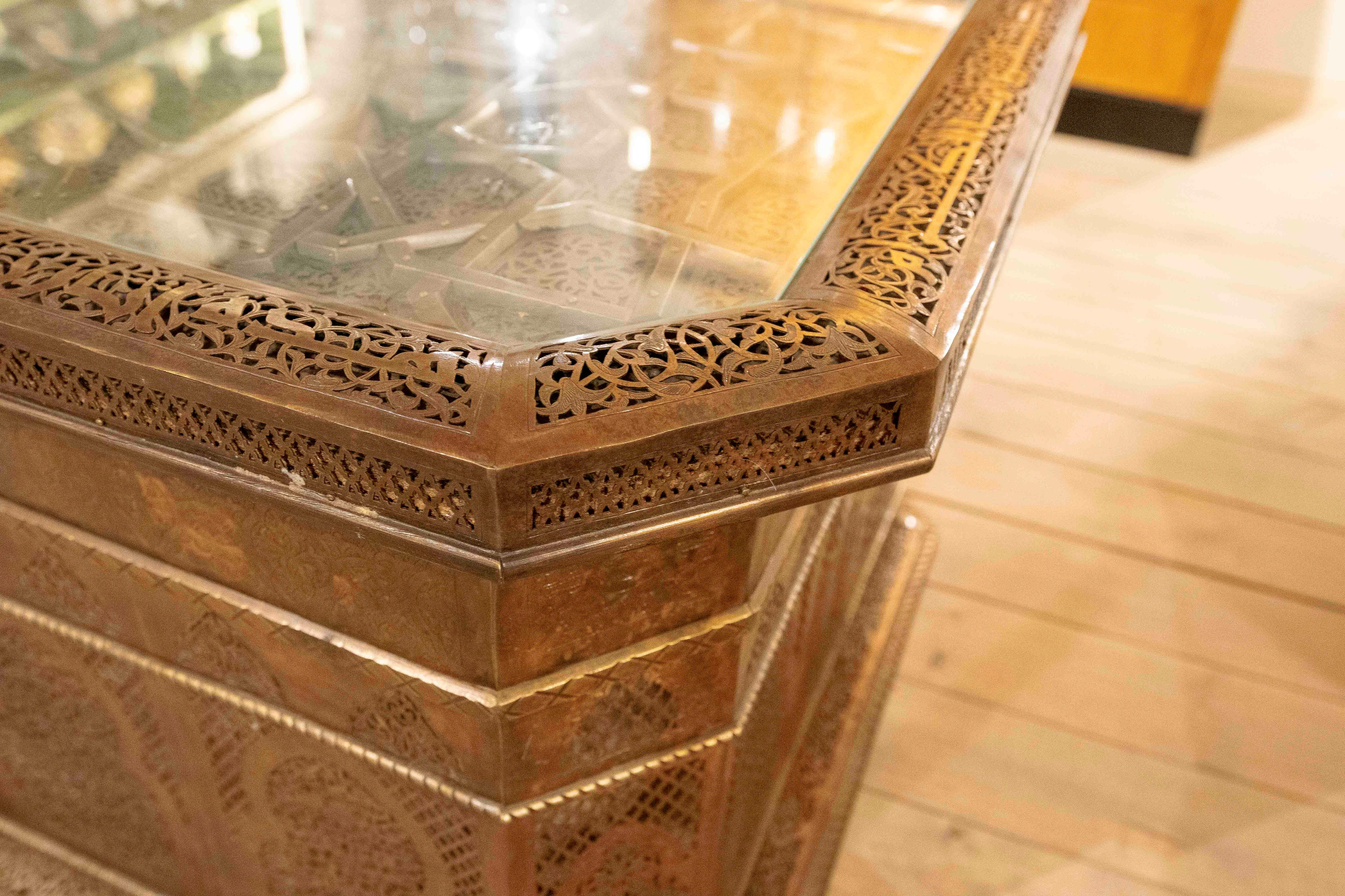 Table basse en laiton des années 1980 avec décoration ajourée de style mauresque avec verre en vente 2