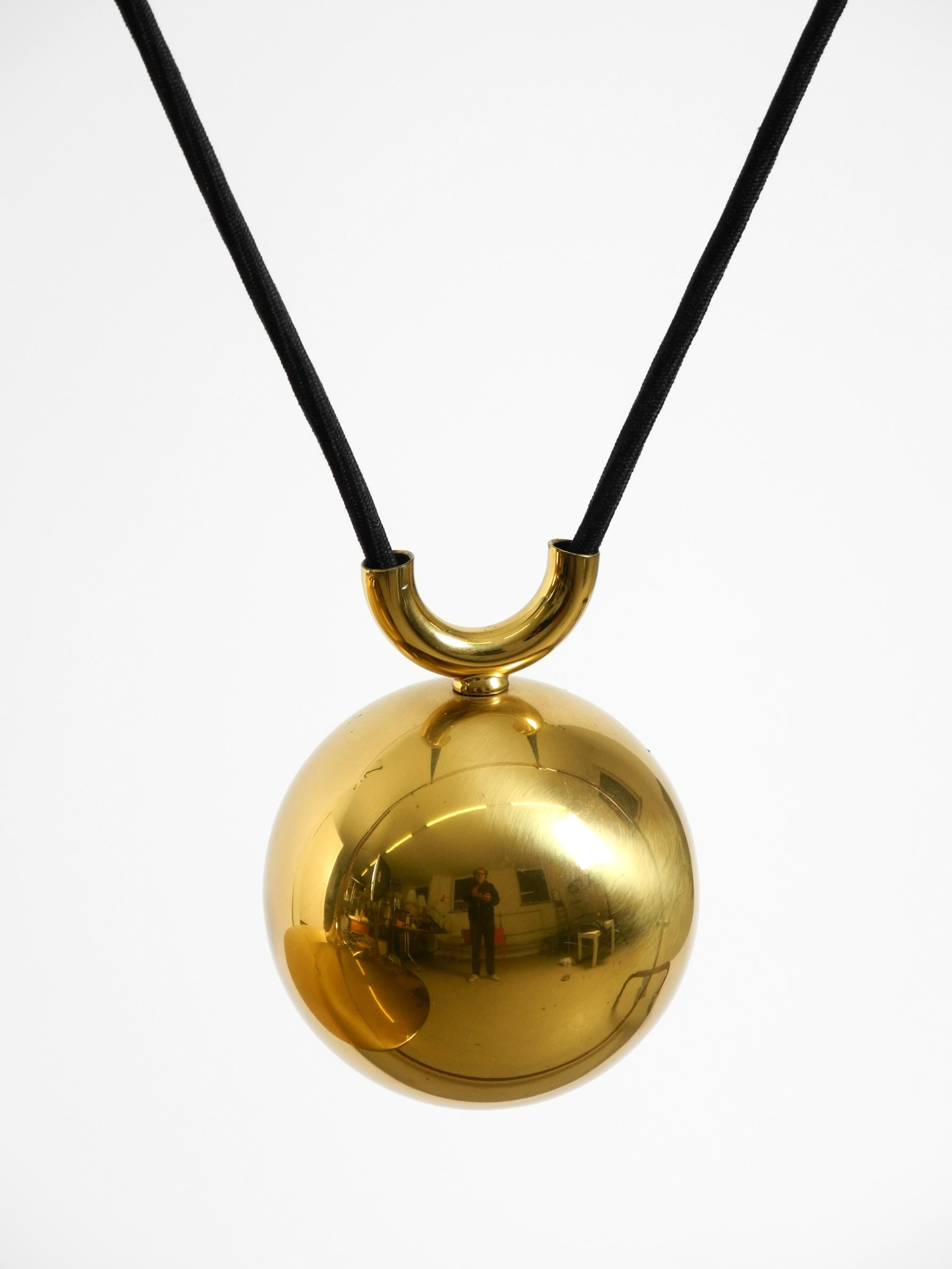 Lampada a sospensione Florian Schulz Onos 55 in ottone degli anni '80 con sistema a carrucola regolabile in vendita 4