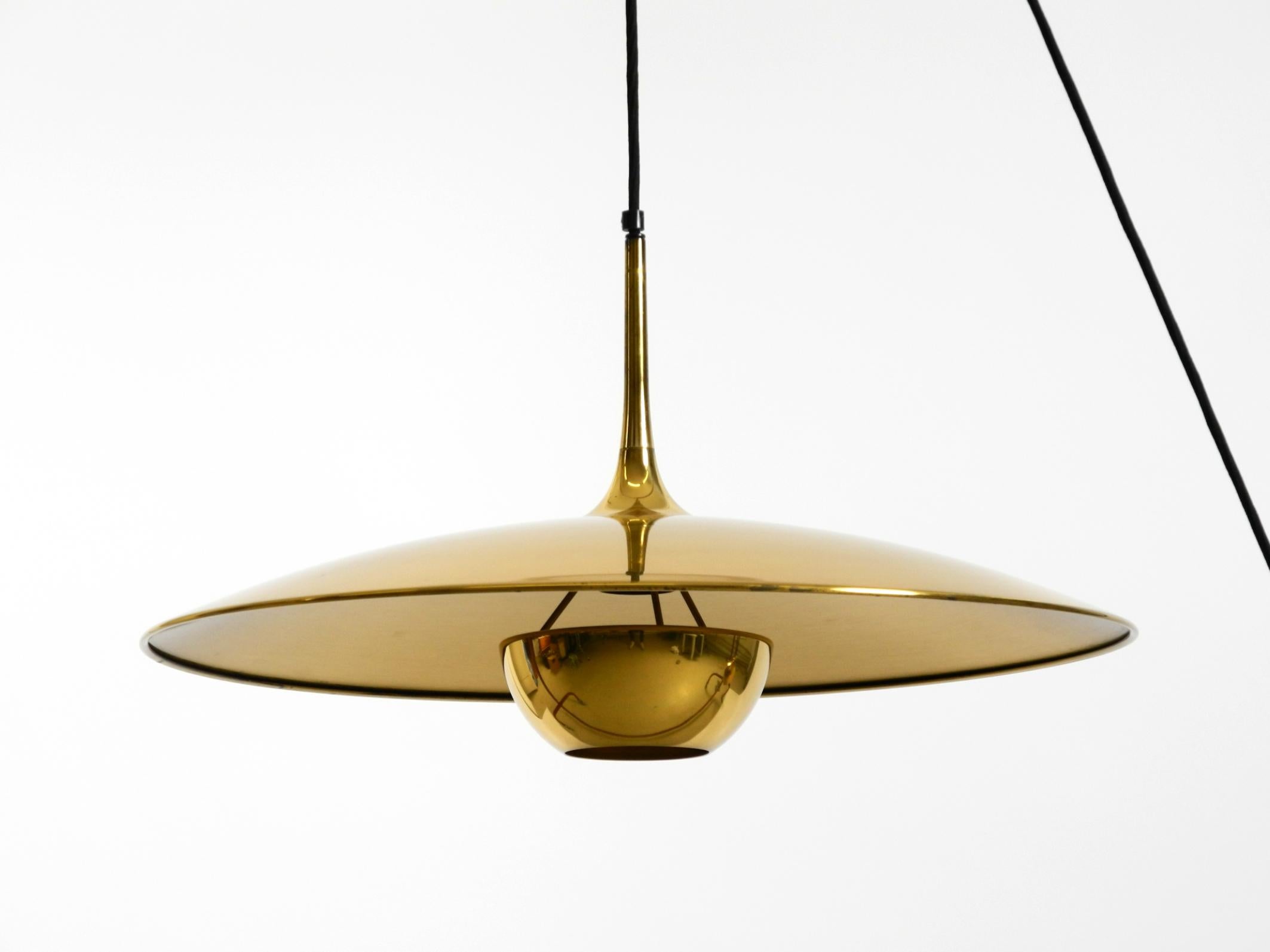 Postmoderno Lampada a sospensione Florian Schulz Onos 55 in ottone degli anni '80 con sistema a carrucola regolabile in vendita