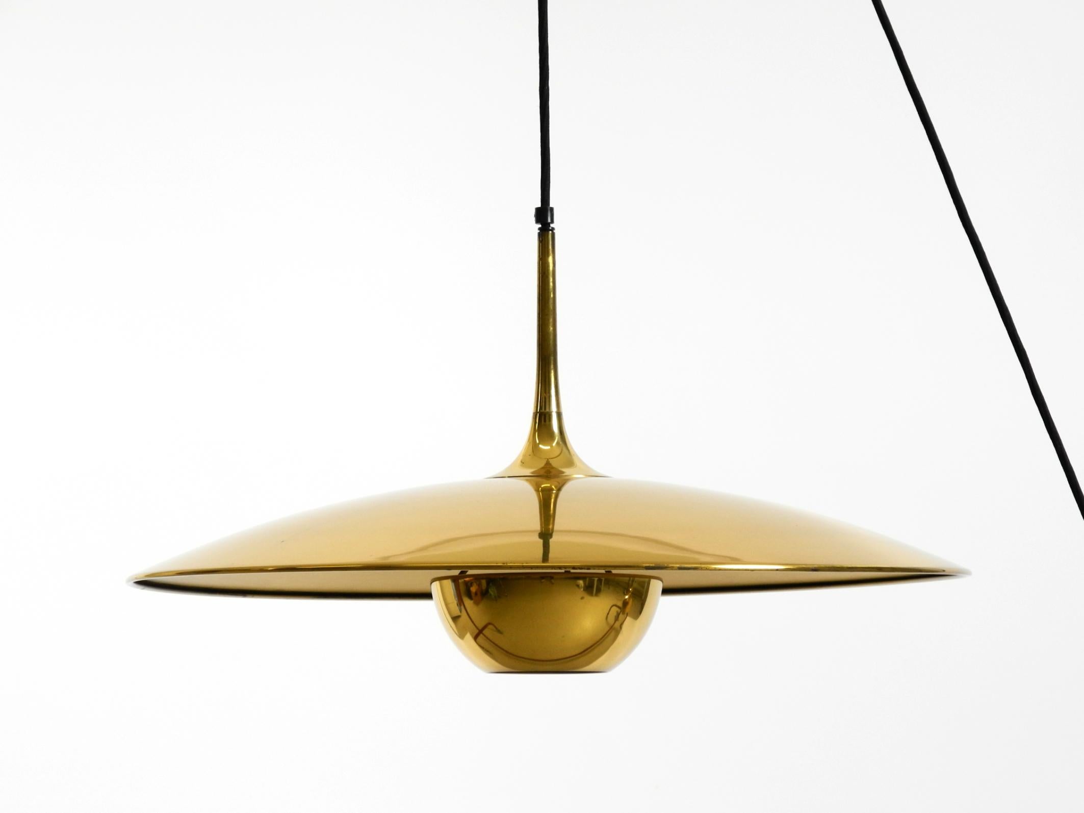 Tedesco Lampada a sospensione Florian Schulz Onos 55 in ottone degli anni '80 con sistema a carrucola regolabile in vendita