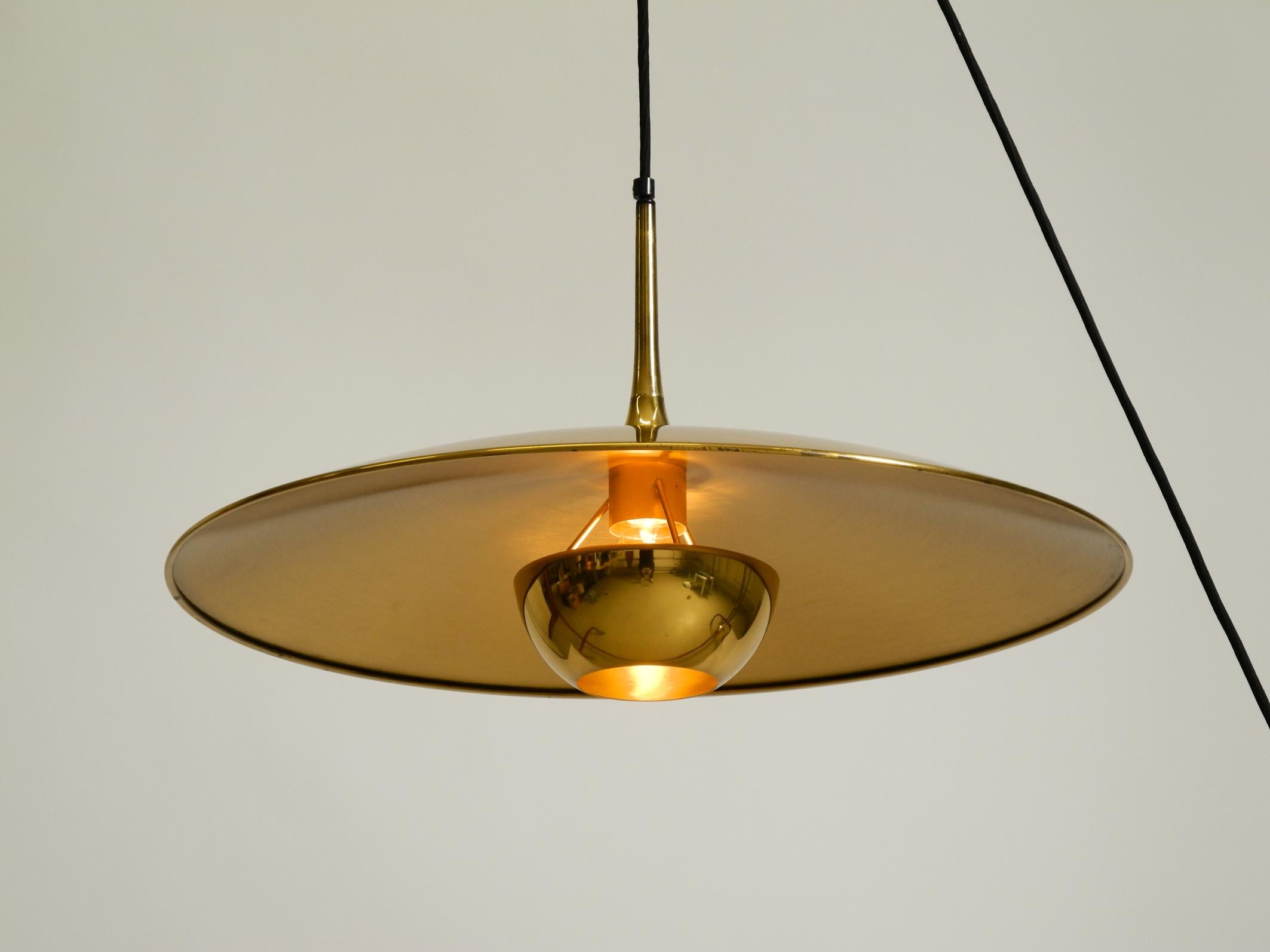 Lampada a sospensione Florian Schulz Onos 55 in ottone degli anni '80 con sistema a carrucola regolabile In condizioni buone in vendita a München, DE