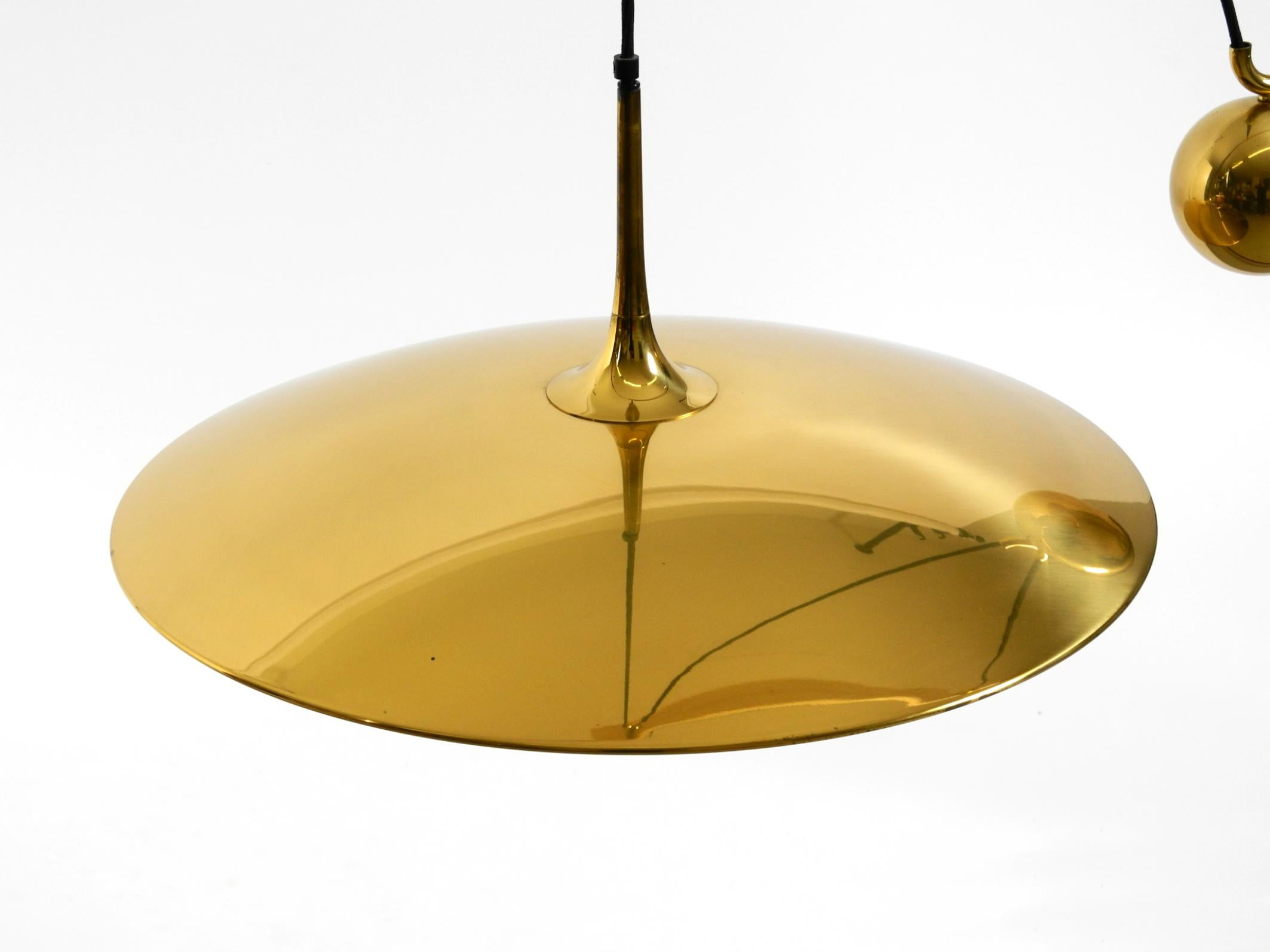 Fine XX secolo Lampada a sospensione Florian Schulz Onos 55 in ottone degli anni '80 con sistema a carrucola regolabile in vendita