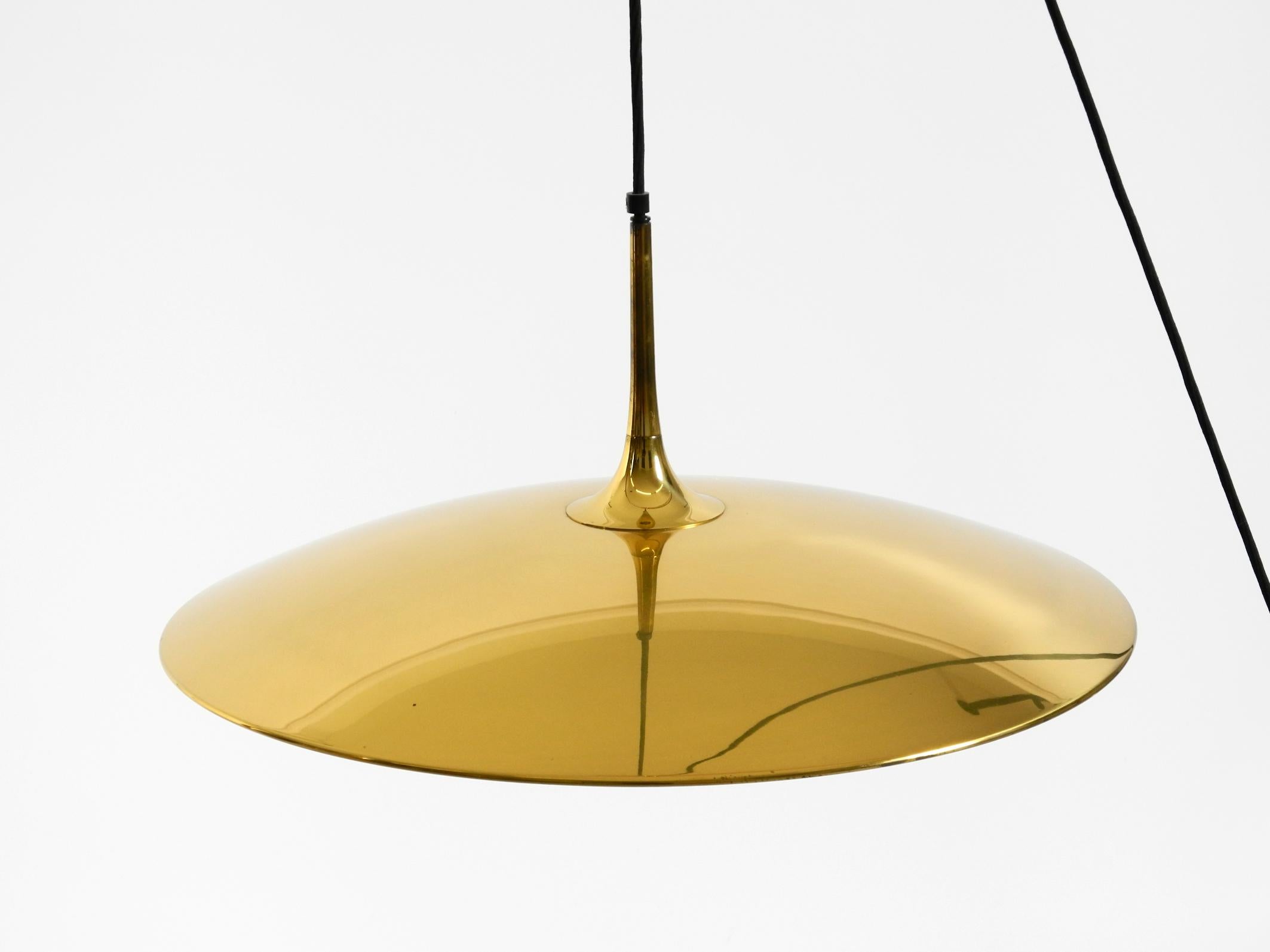 Ottone Lampada a sospensione Florian Schulz Onos 55 in ottone degli anni '80 con sistema a carrucola regolabile in vendita