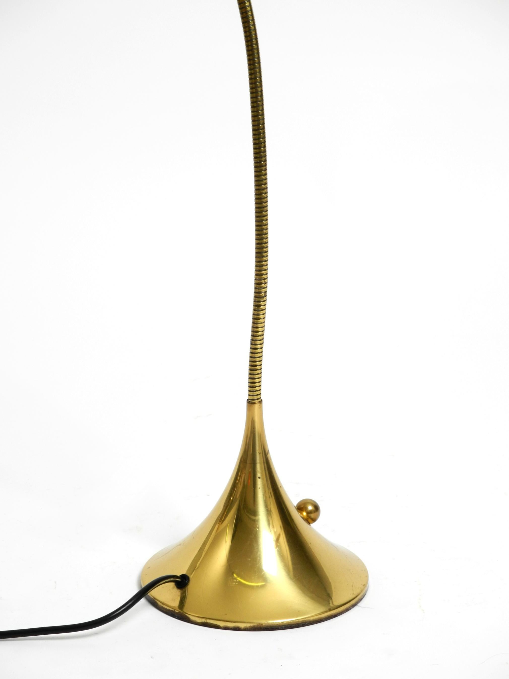 Lampada da tavolo alogena in ottone degli anni '80 di Florian Schulz modello Esa con collo d'oca in vendita 3