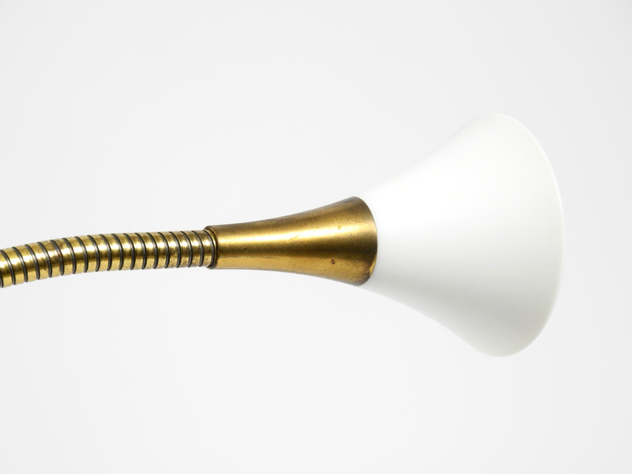 Lampada da tavolo alogena in ottone degli anni '80 di Florian Schulz modello Esa con collo d'oca in vendita 4