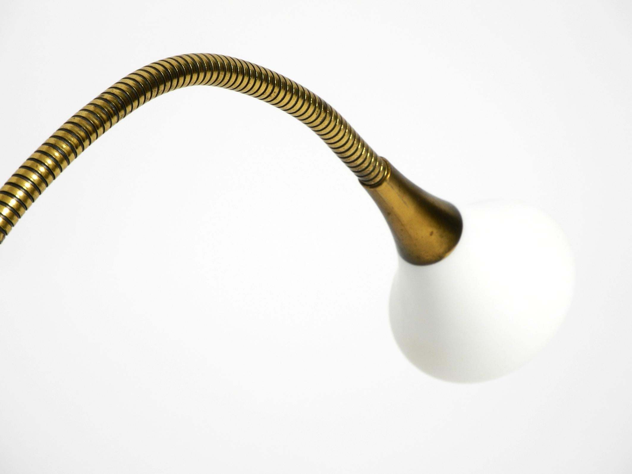 Lampada da tavolo alogena in ottone degli anni '80 di Florian Schulz modello Esa con collo d'oca in vendita 5