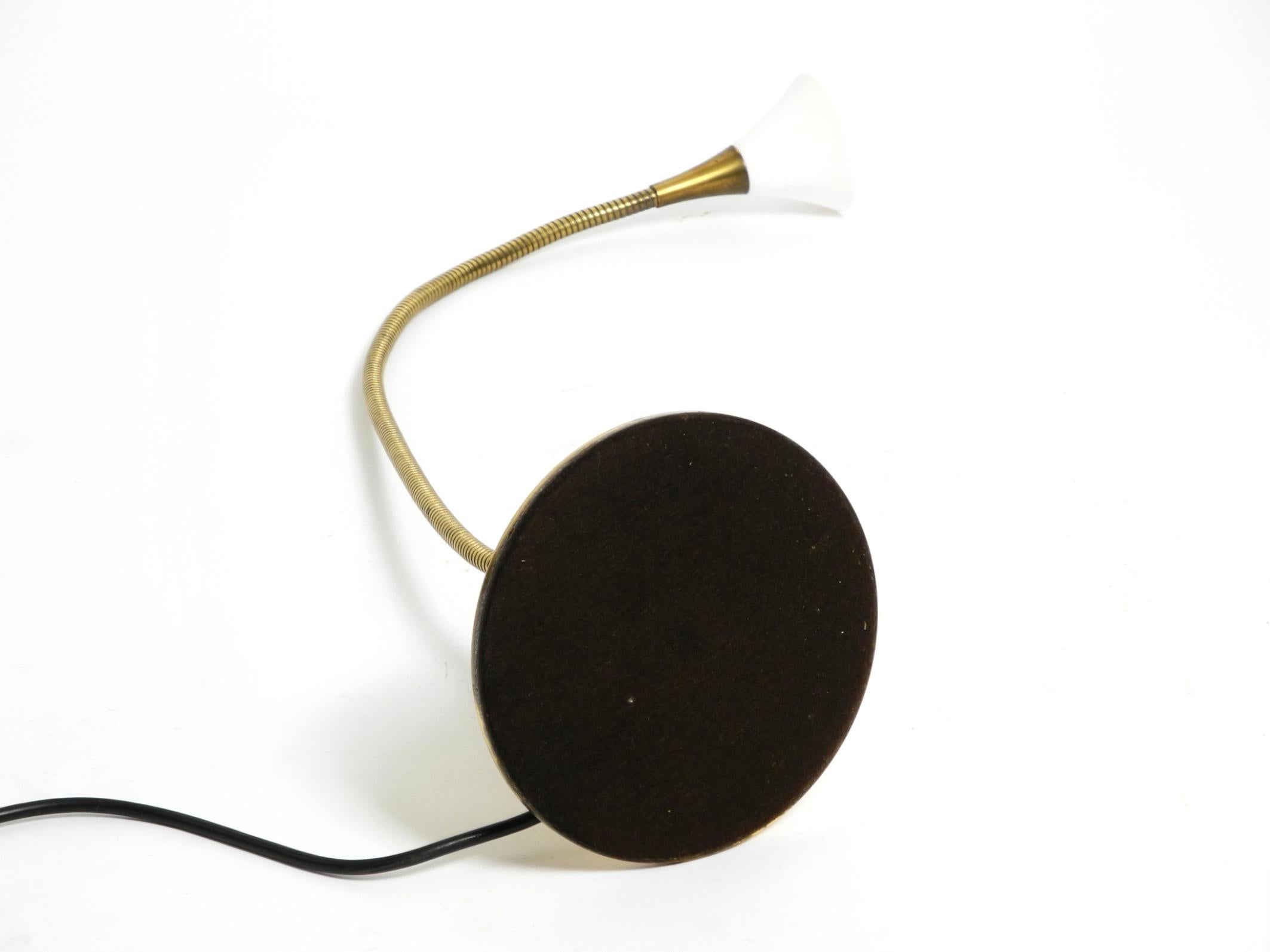 Lampada da tavolo alogena in ottone degli anni '80 di Florian Schulz modello Esa con collo d'oca in vendita 6
