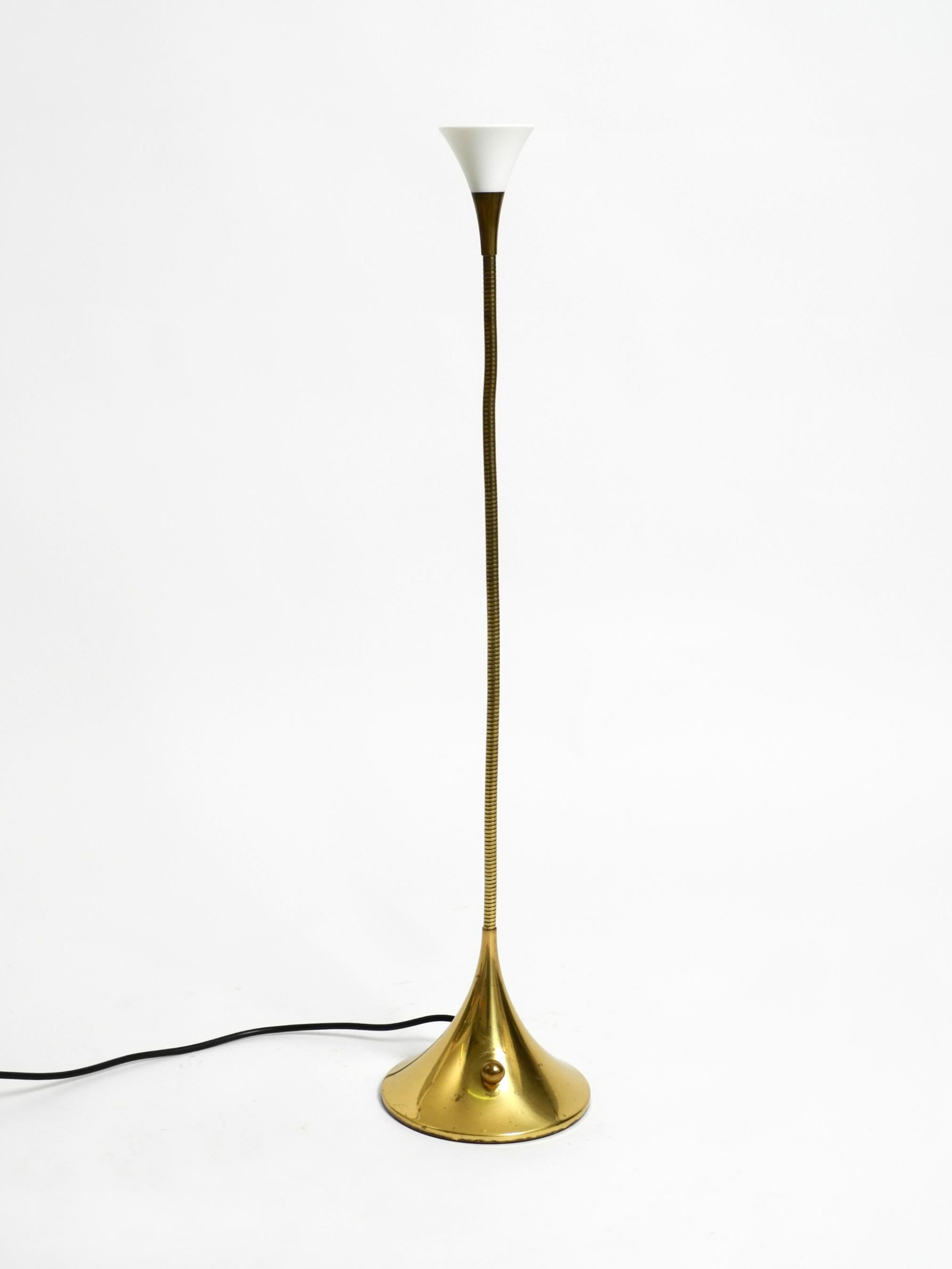 Lampada da tavolo alogena in ottone degli anni '80 di Florian Schulz modello Esa con collo d'oca in vendita 7