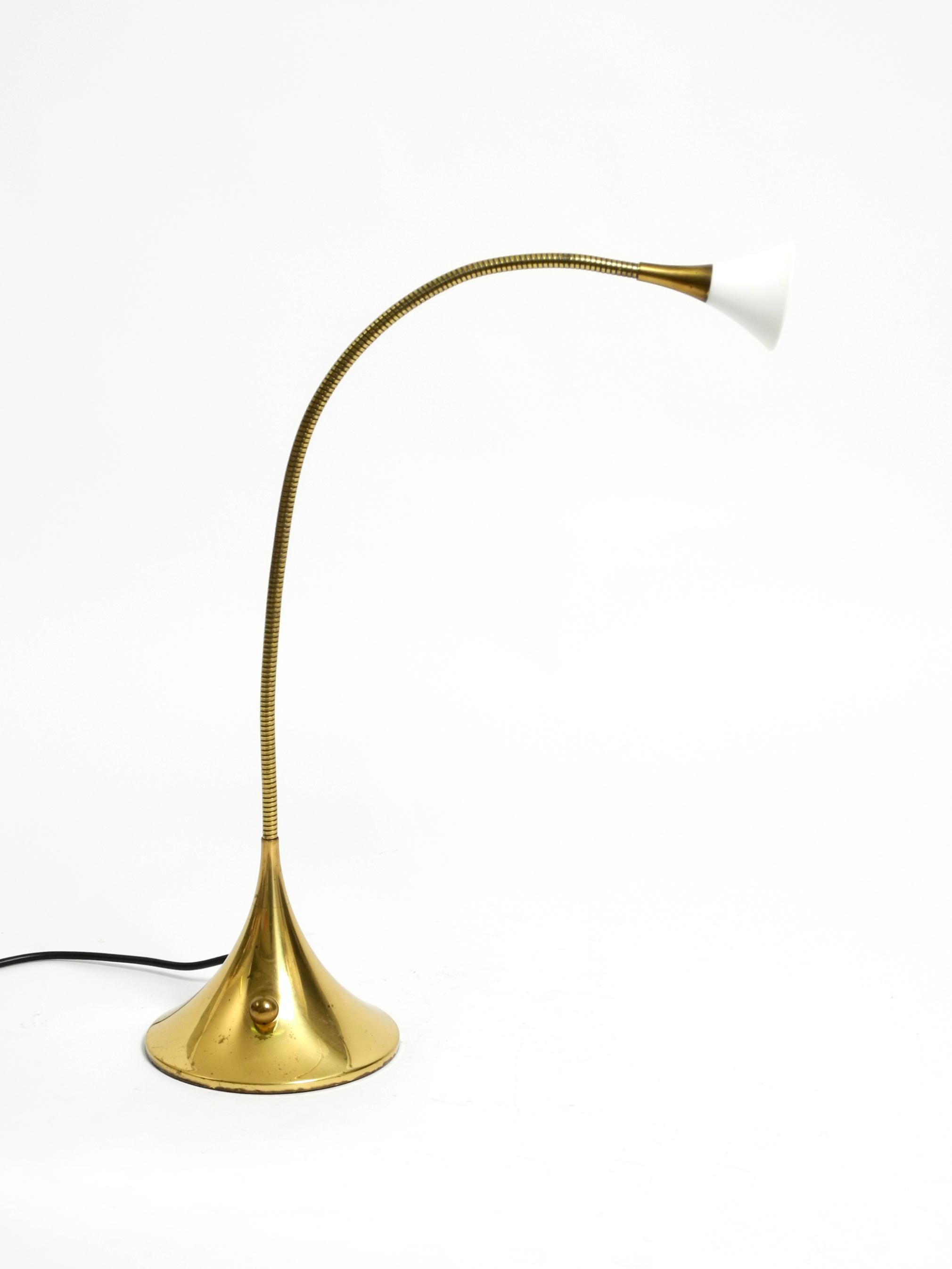 Lampada da tavolo alogena in ottone degli anni '80 di Florian Schulz modello Esa con collo d'oca in vendita 8