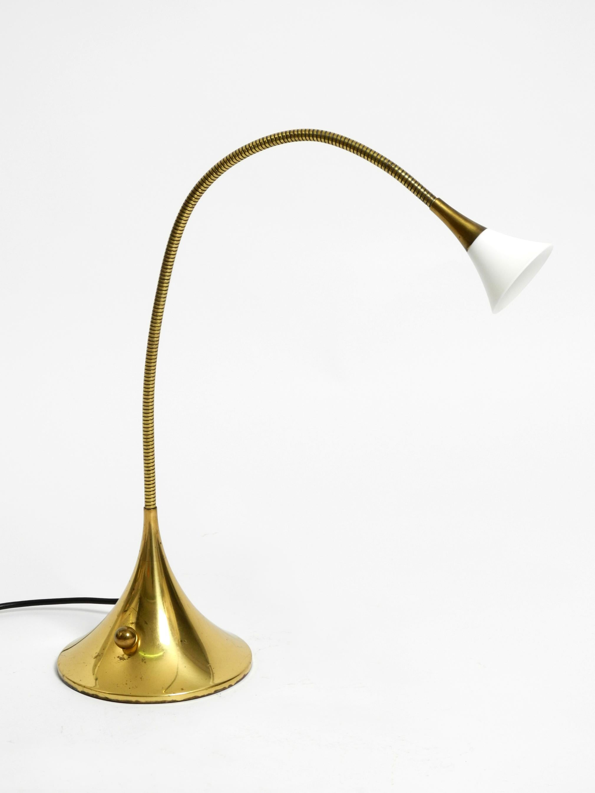 Lampada da tavolo alogena in ottone degli anni '80 di Florian Schulz modello Esa con collo d'oca in vendita 9