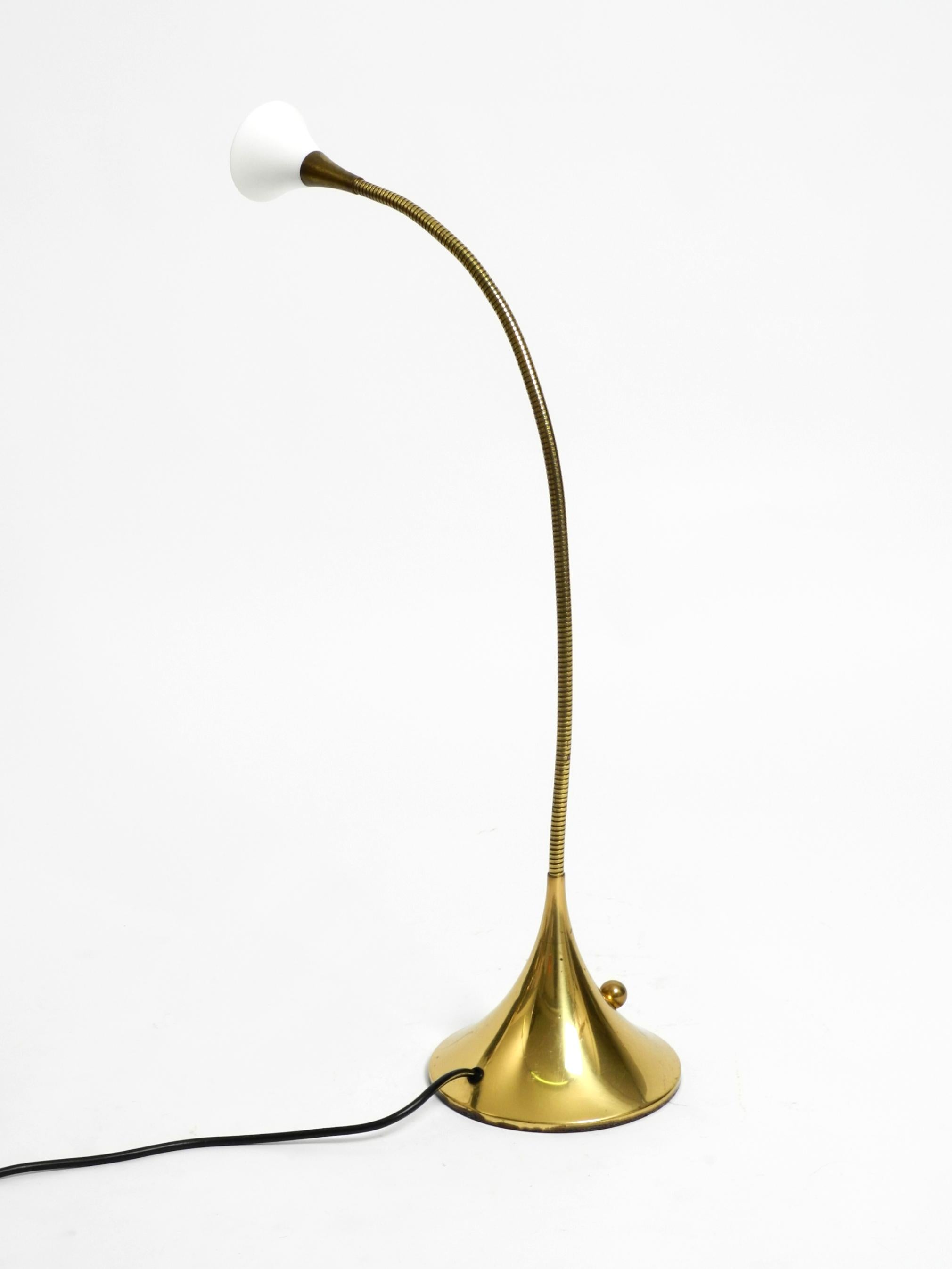 Lampada da tavolo alogena in ottone degli anni '80 di Florian Schulz modello Esa con collo d'oca in vendita 10