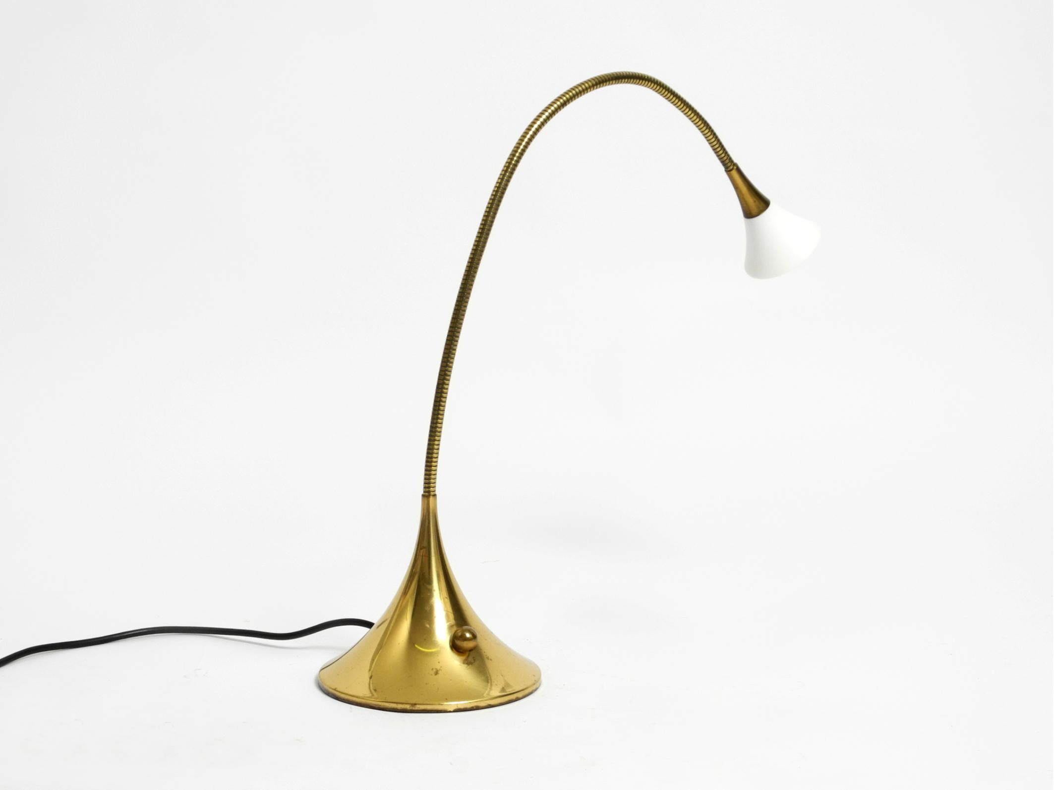 Lampada da tavolo alogena in ottone degli anni '80 di Florian Schulz modello Esa con collo d'oca in vendita 11