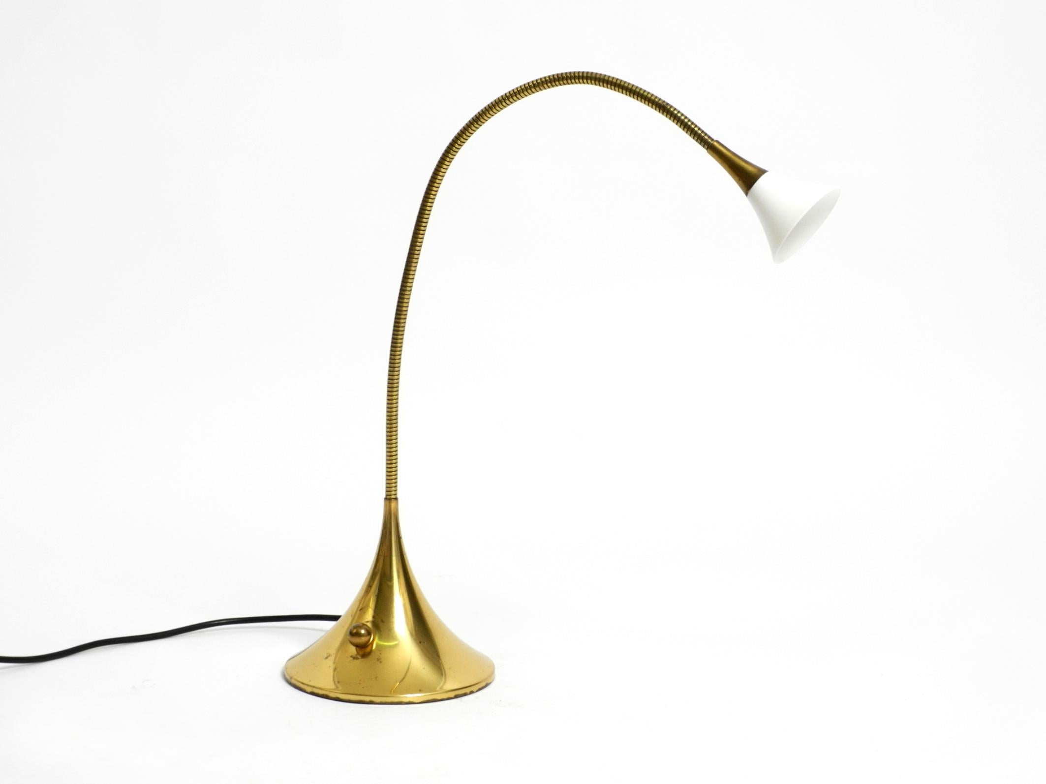 Bellissima lampada da tavolo alogena in ottone degli anni '80.
Produttore: Florian Schulz. Model: Esa. Prodotto in Germania.
La lampada è realizzata interamente in ottone. Il paralume è realizzato in plastica bianca.
Il collo è mobile in tutte le