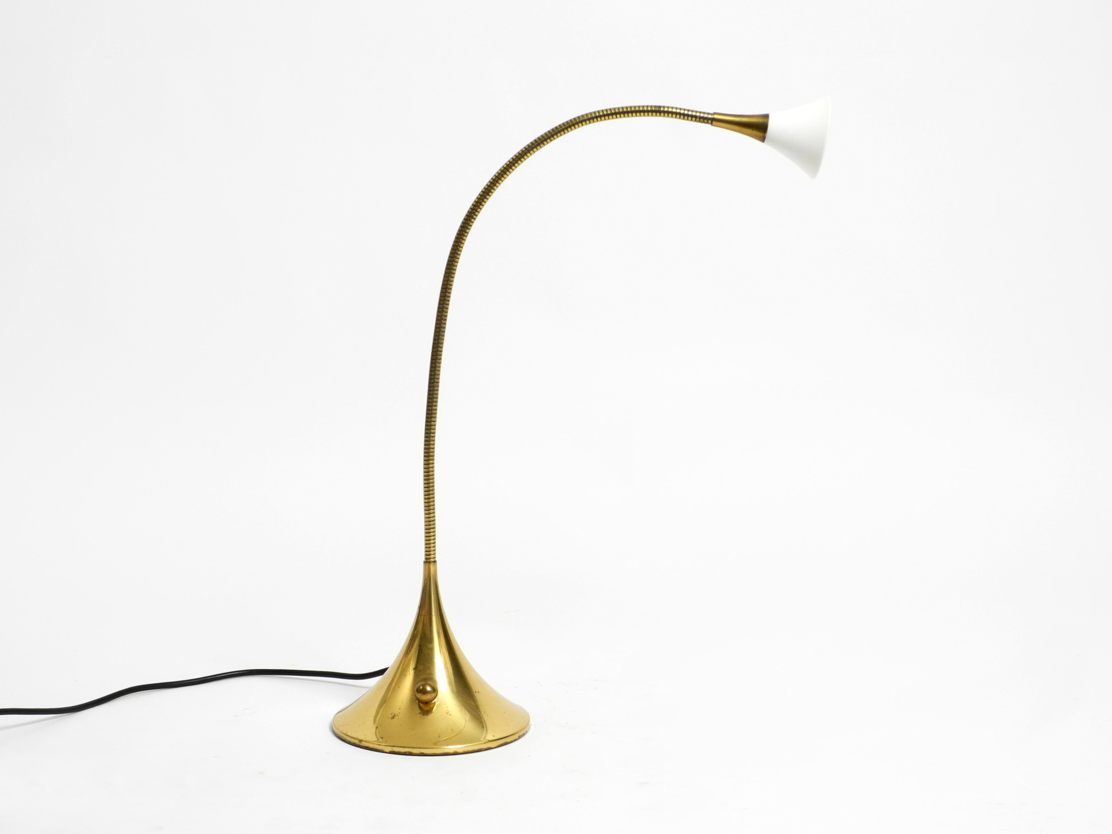 Postmoderno Lampada da tavolo alogena in ottone degli anni '80 di Florian Schulz modello Esa con collo d'oca in vendita