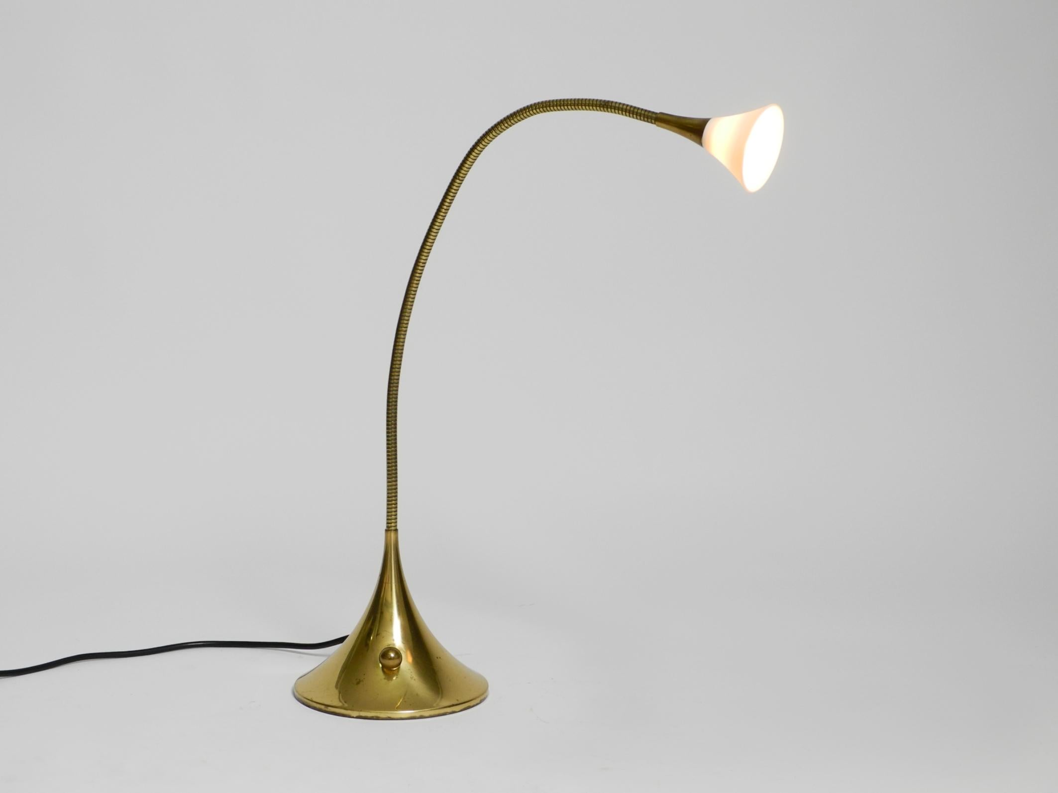 Lampada da tavolo alogena in ottone degli anni '80 di Florian Schulz modello Esa con collo d'oca In condizioni buone in vendita a München, DE