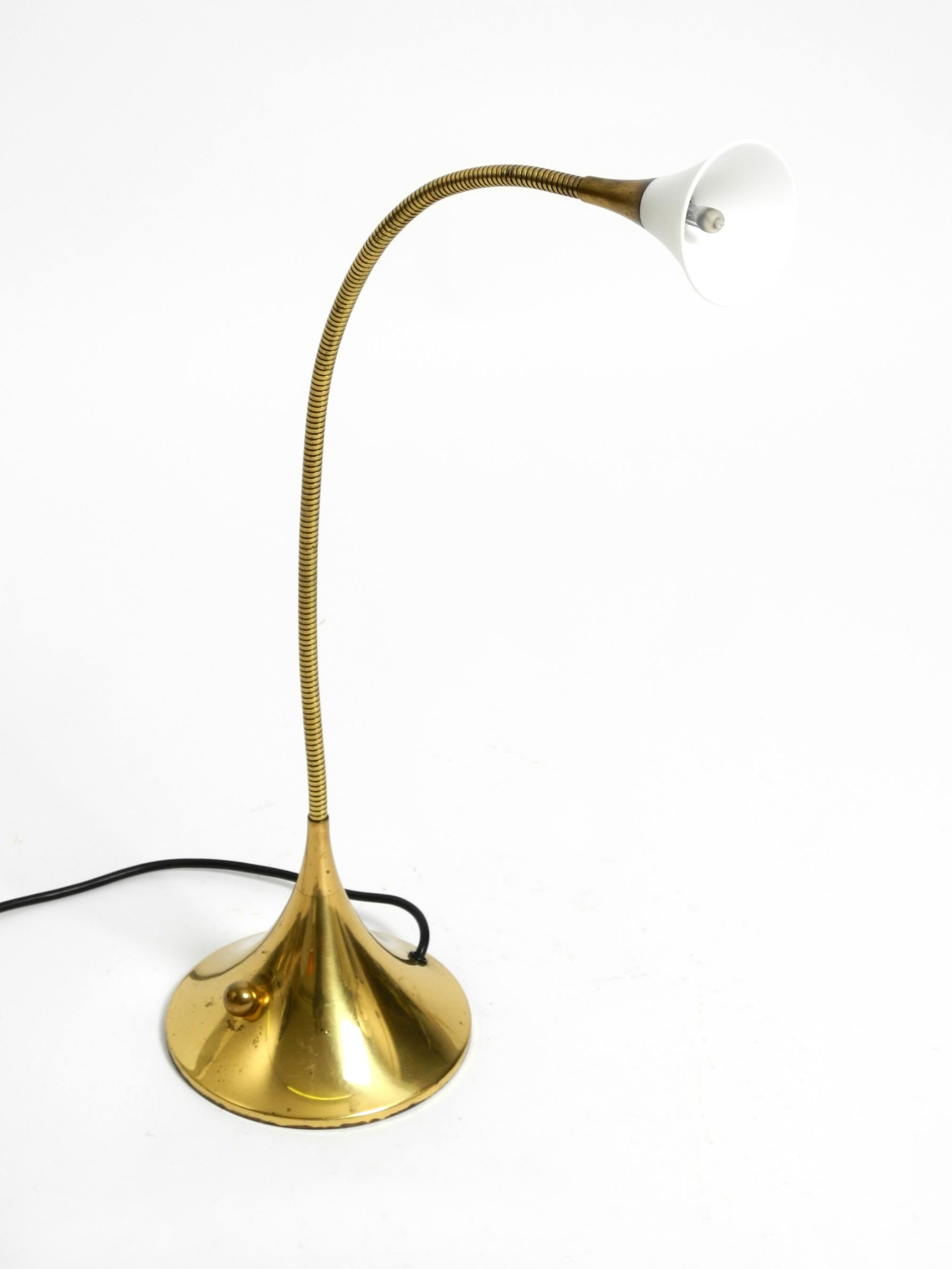 Fine XX secolo Lampada da tavolo alogena in ottone degli anni '80 di Florian Schulz modello Esa con collo d'oca in vendita