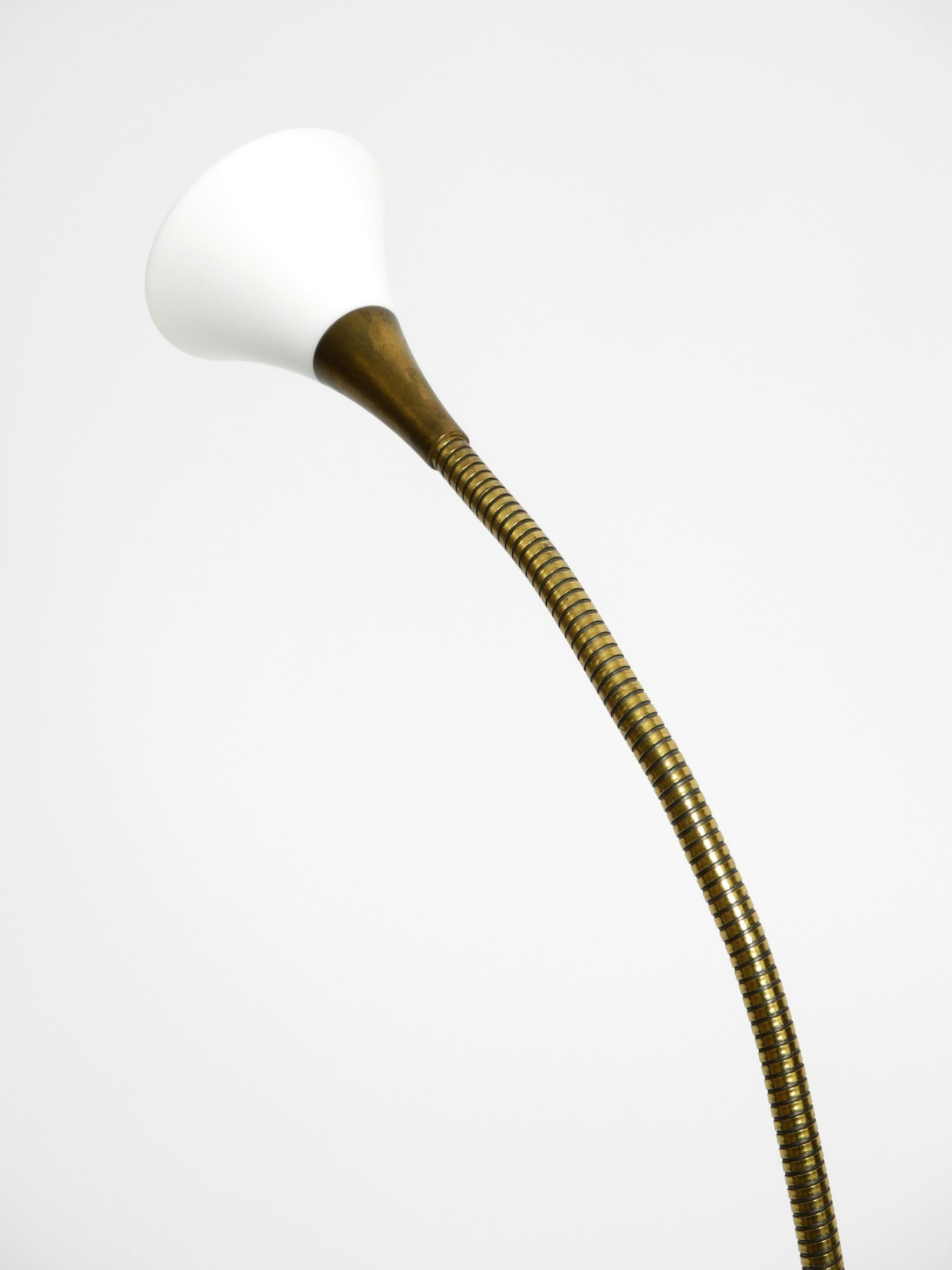 Ottone Lampada da tavolo alogena in ottone degli anni '80 di Florian Schulz modello Esa con collo d'oca in vendita