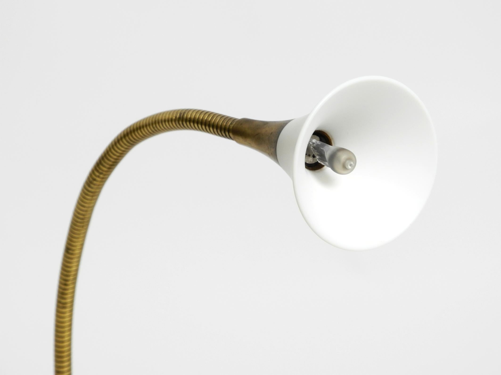 Lampada da tavolo alogena in ottone degli anni '80 di Florian Schulz modello Esa con collo d'oca in vendita 1