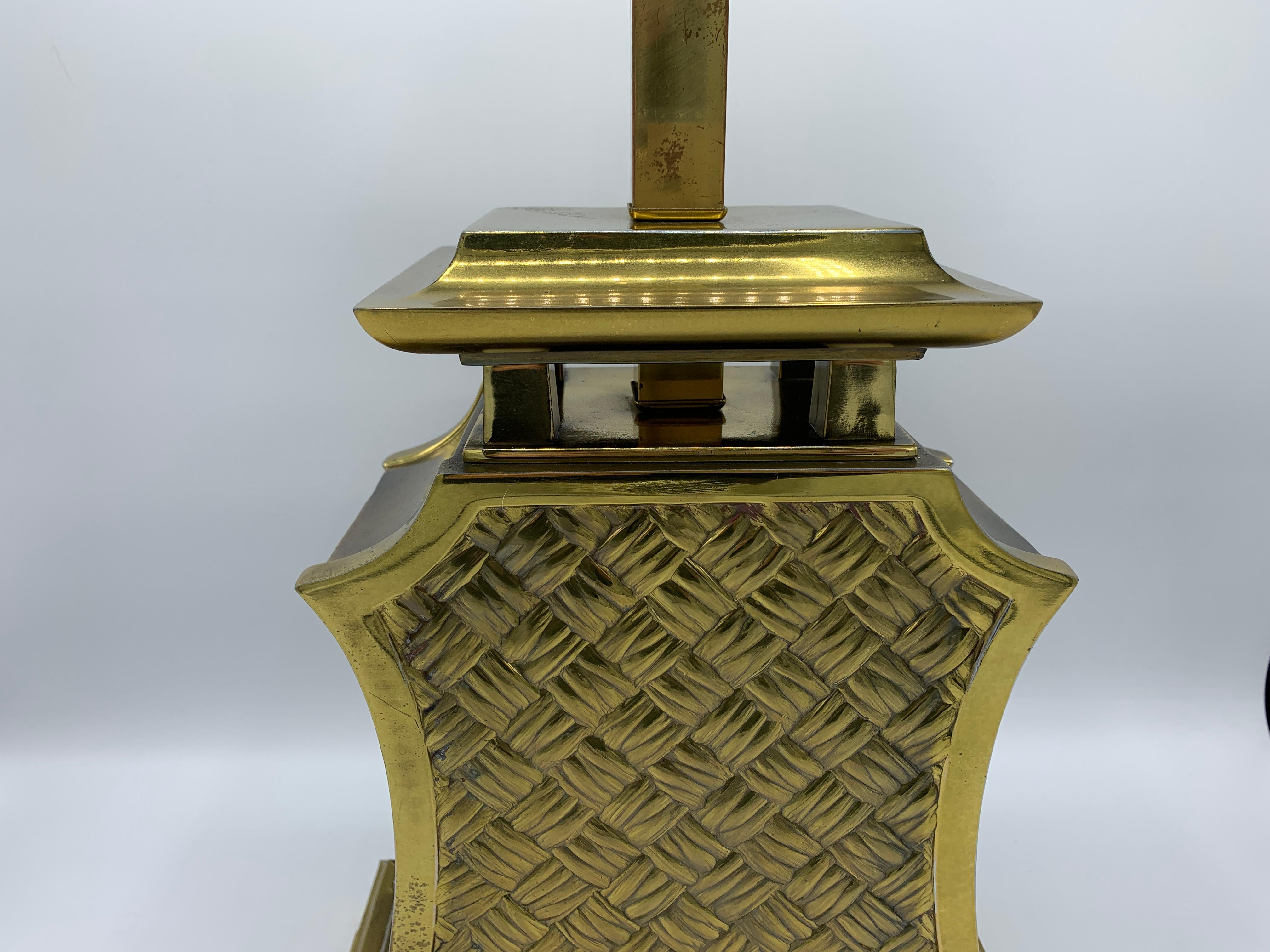 Chinoiserie 1980s Brass Pagoda and Basketweave Motif Lamp For Sale