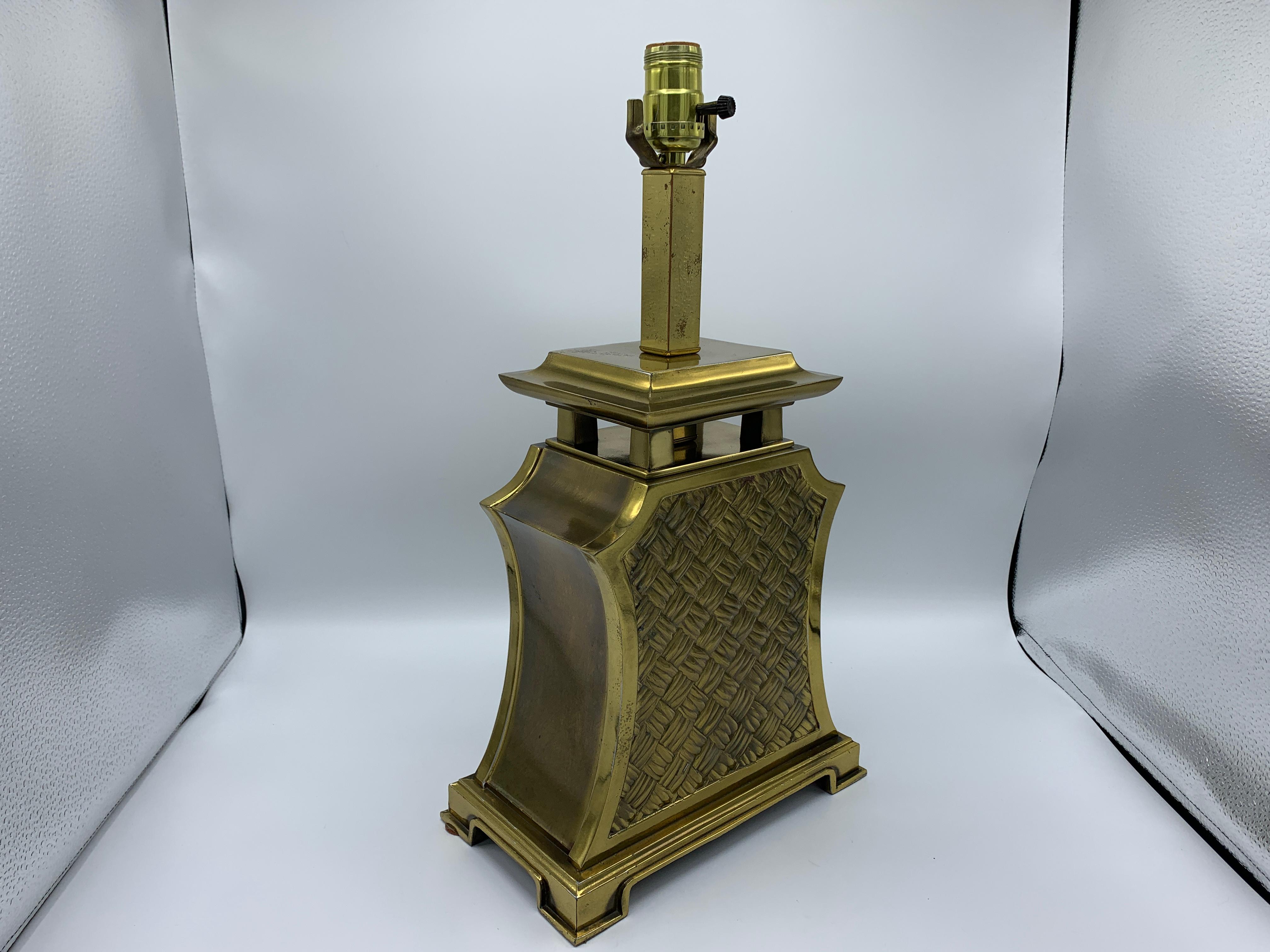 1980s Brass Pagoda and Basketweave Motif Lamp In Good Condition For Sale In Richmond, VA