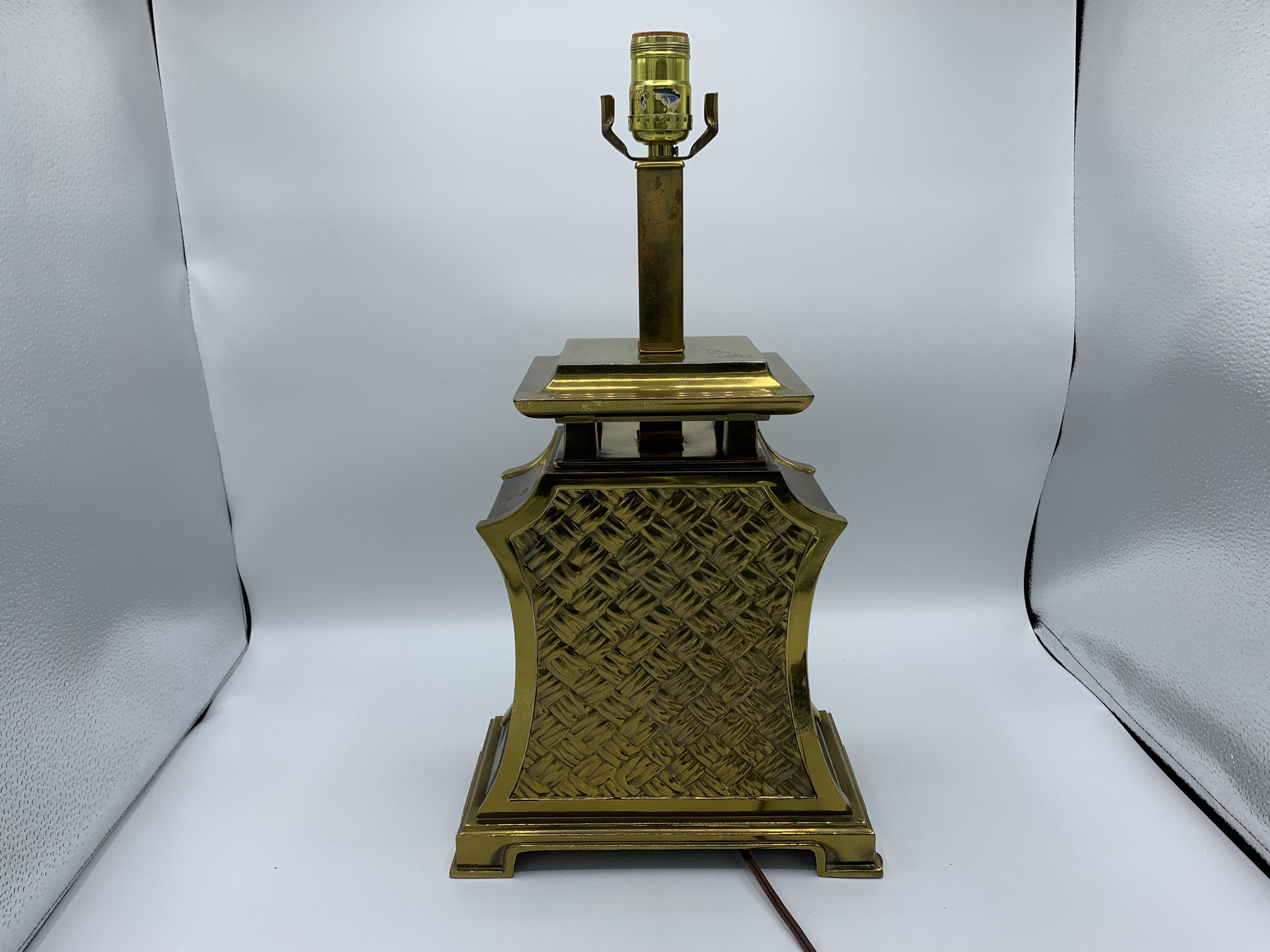 Metal 1980s Brass Pagoda and Basketweave Motif Lamp For Sale