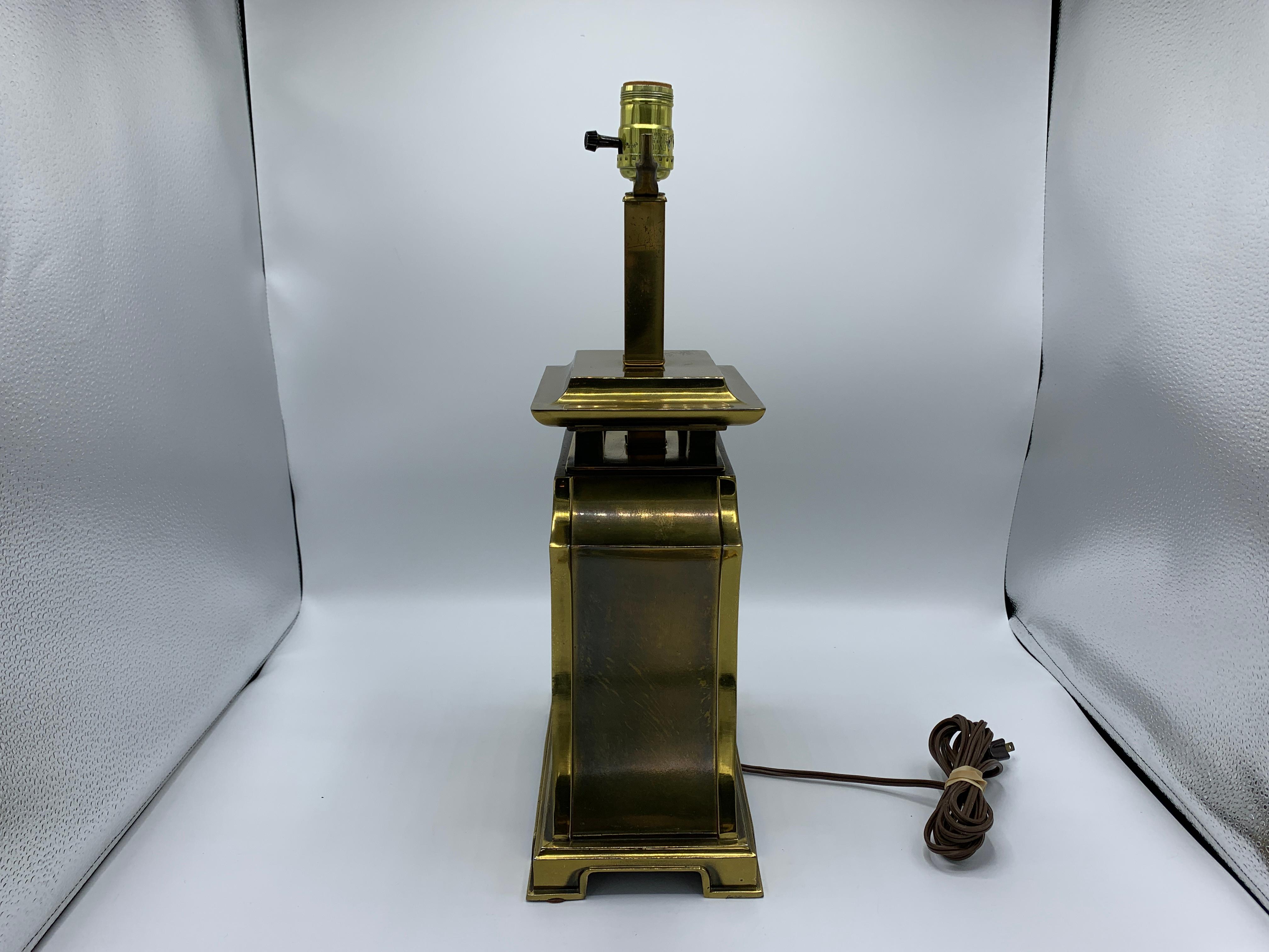 1980s Brass Pagoda and Basketweave Motif Lamp For Sale 1