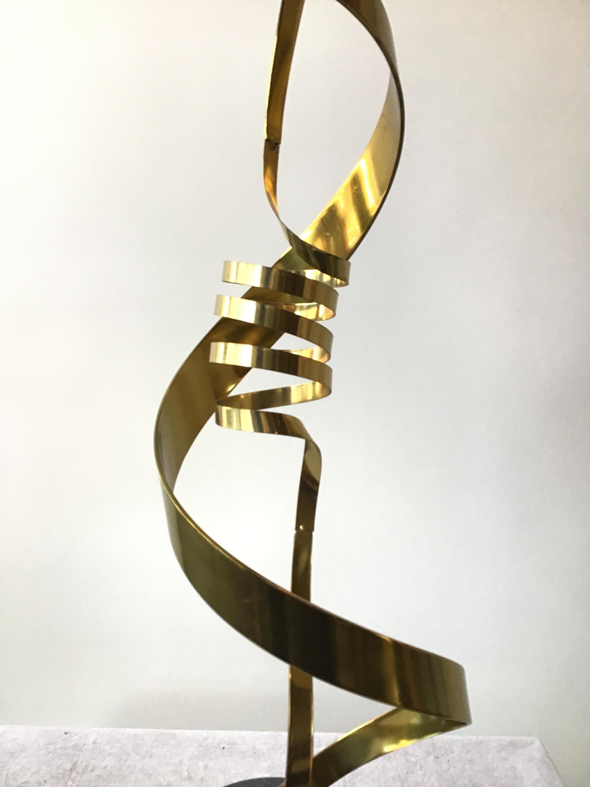 1980s Brass Ribbon Abstract Sculpture on Marble Base In Good Condition For Sale In Tarrytown, NY