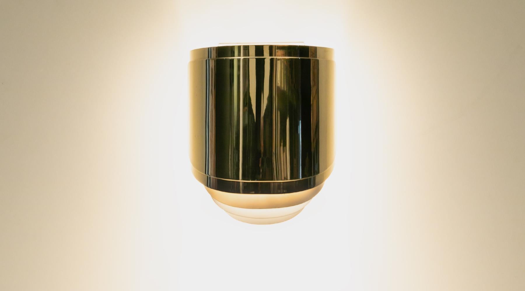 A single 1980s American polished brass wall light designed by Warren Platner. 

Brass wall-mounted lamps designed and manufactured Warren Platner in USA in 1981. The sconce gives a beautiful light and shadow play on the wall when lighted. Brass