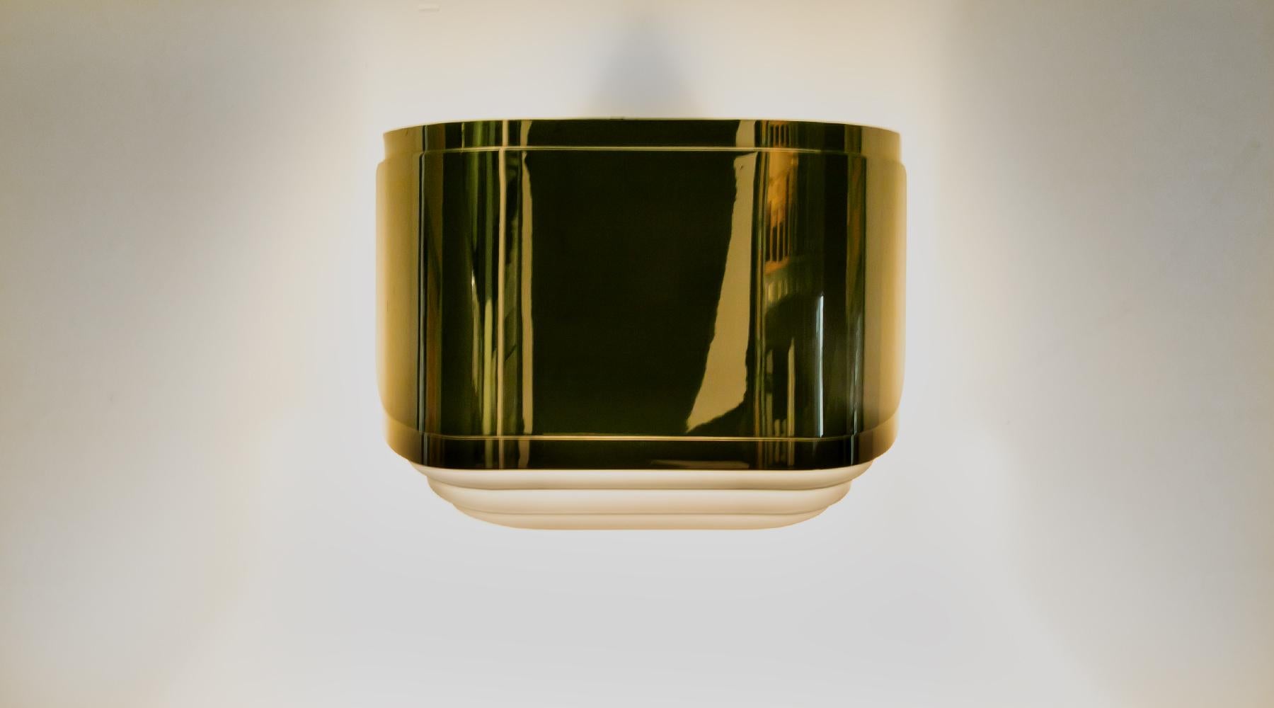 Polished brass, American wall light designed by Warren Platner, USA, 1981.

Elegant brass wall-mounted lamp designed and manufactured Warren Platner in USA in 1981. The lamp gives a beautiful light and shadow play on the wall when lighted. Brass