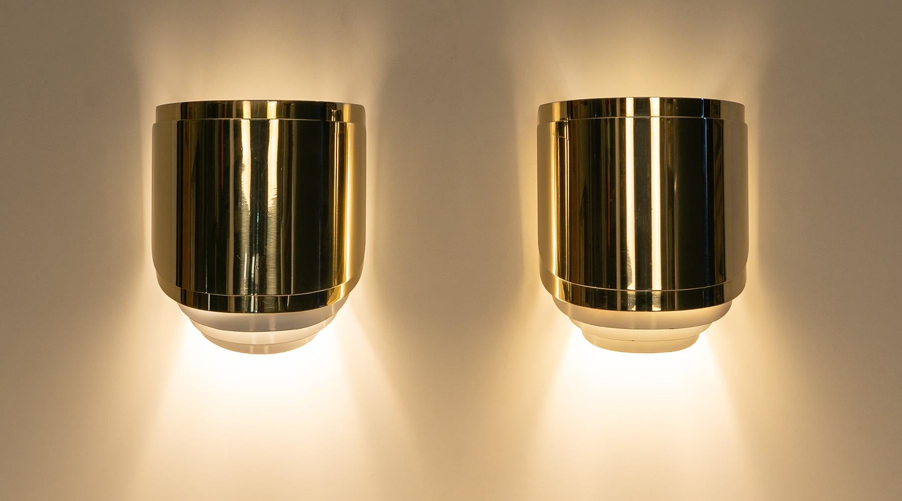 A pair of 1980s American polished brass wall lights designed by Warren Platner. 

Elegant set of brass wall-mounted lamps designed and manufactured Warren Platner in USA in 1981. The sconces gives a beautiful light and shadow play on the wall when