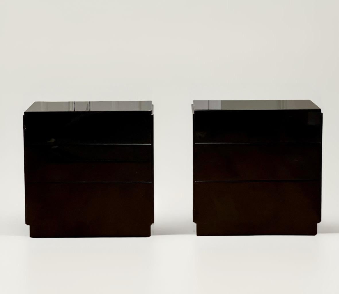 Pareja postmoderna de mesillas de noche de tres cajones de alta calidad, lacadas en negro brillante, de Bridgeford. Los soportes tienen un diseño minimalista y elegante asentado sobre bases de zócalo. Los cajones están graduados en profundidad y