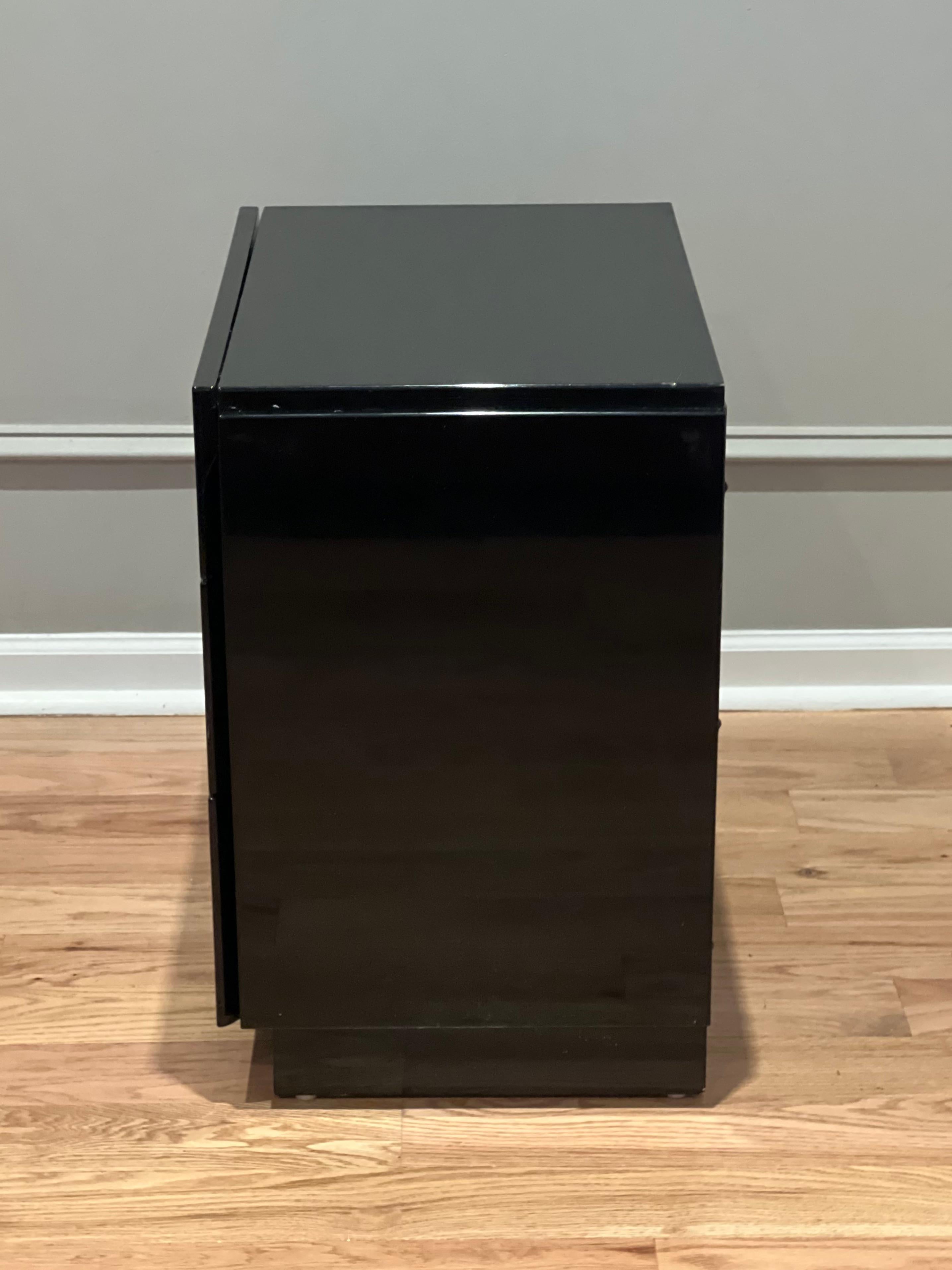 Pareja de mesillas de noche modernas Bridgeford lacadas en negro, años 80 Madera en venta