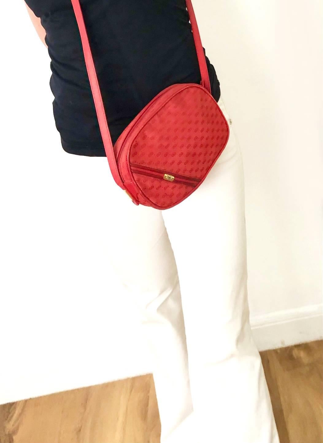 FREE and WORLDWIDE DELIVERY 

1970's / 1980's bright red Gucci canvas and leather shoulder cross body bag, red GG monogram, double strap detail with gold metal logo, top zip closure, GG logo charm, beige leather interior, gold metal logo with serial