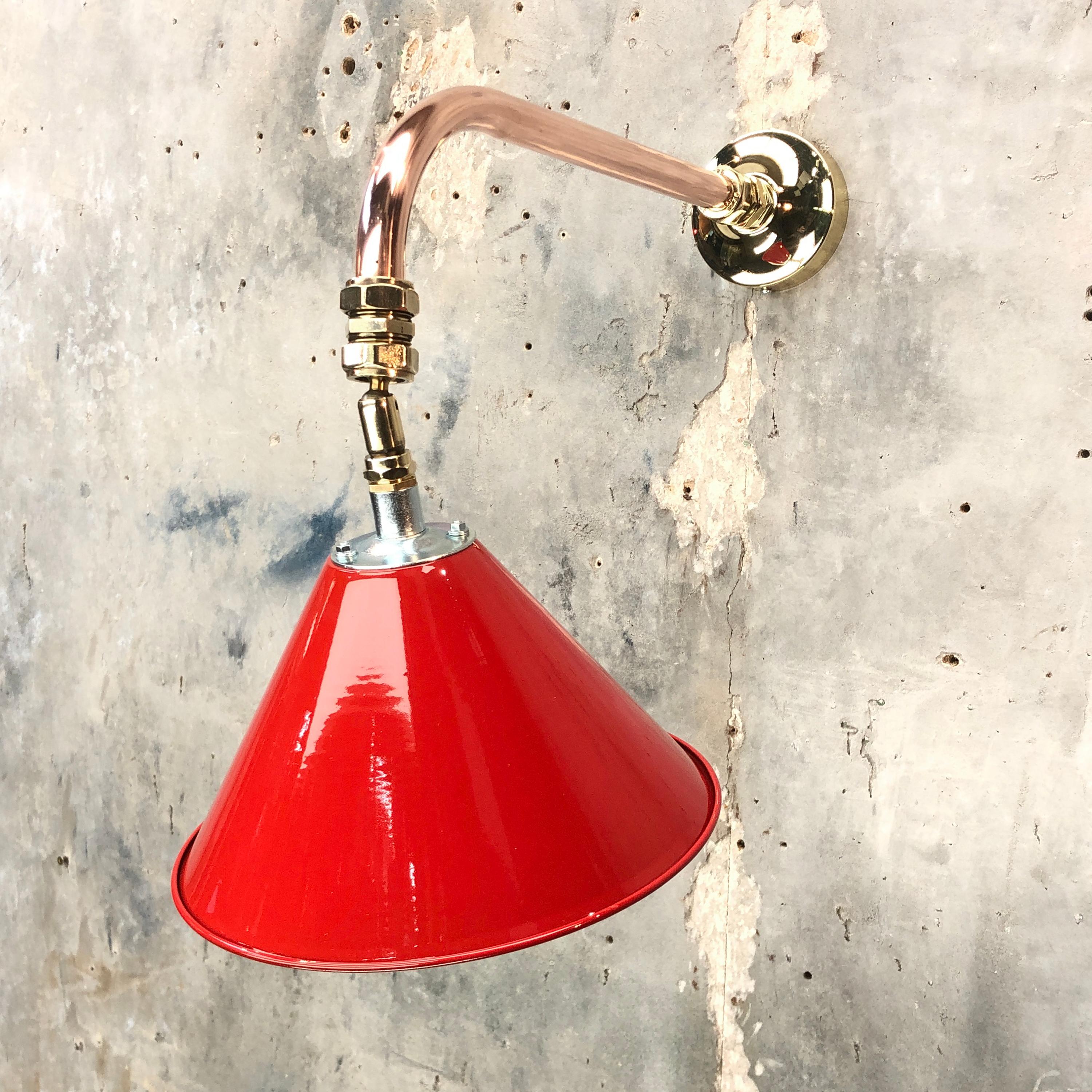 Anglais 1980 British Army Lamp Shade in Red with Copper Cantilever Wall Lamp Edison Bulb en vente